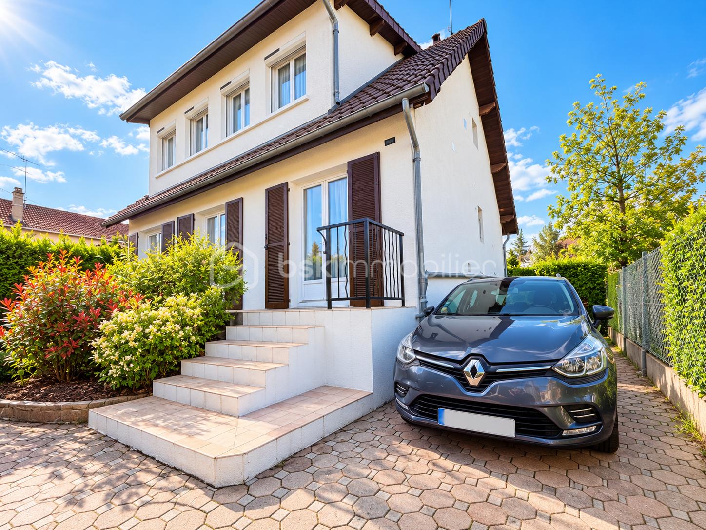 Maison contemporaine avec jardin paysager.png