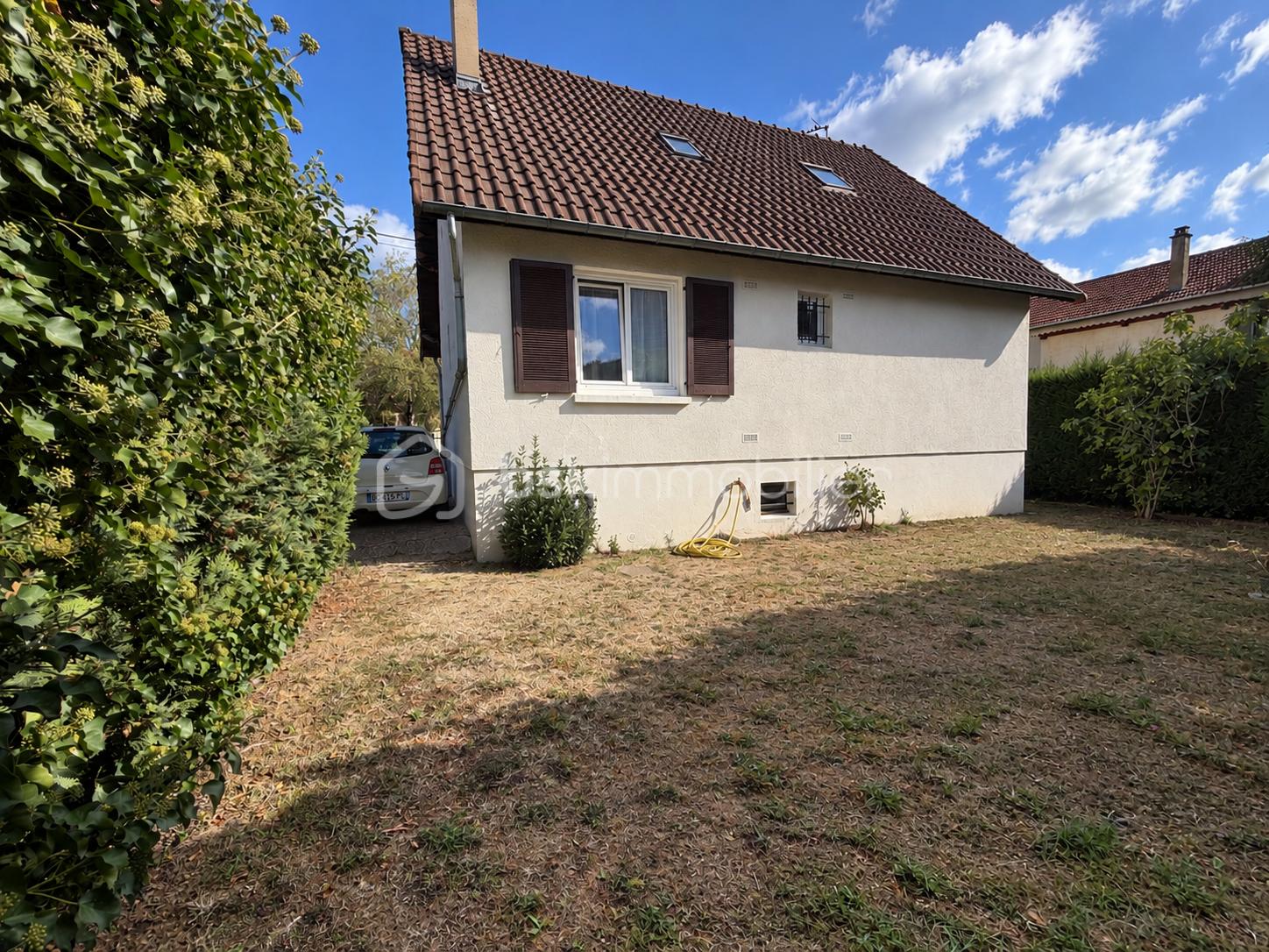 Jardin sec et maison sous ciel bleu.png
