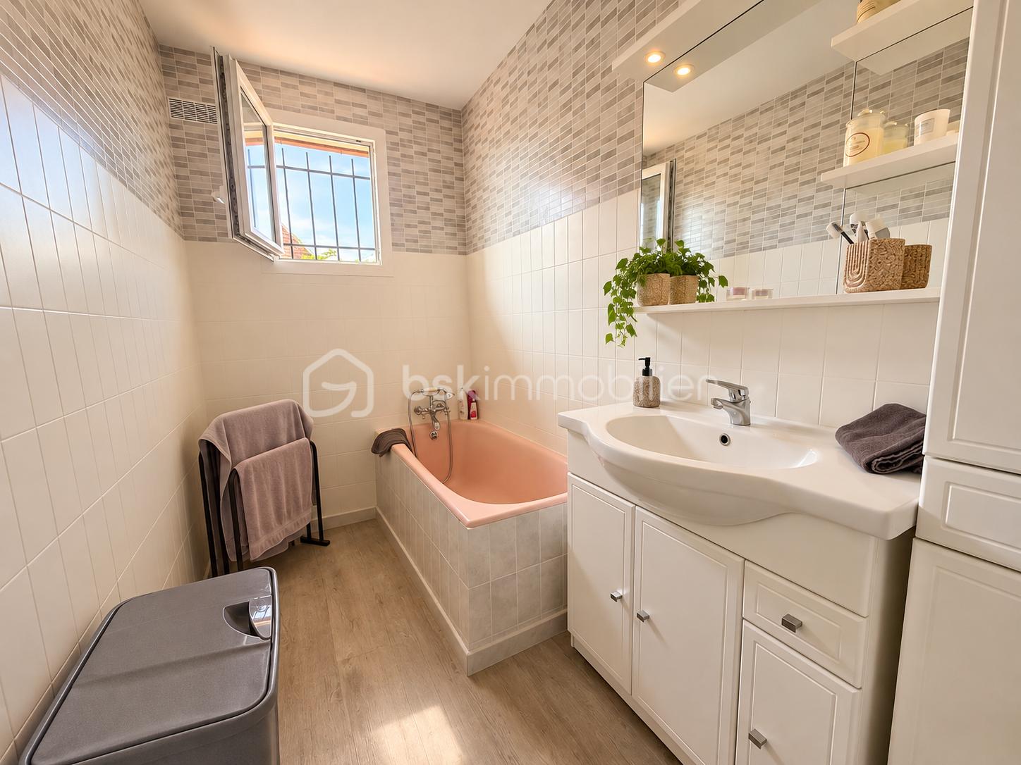 Salle de bains scandinave lumineuse et chaleureuse.png