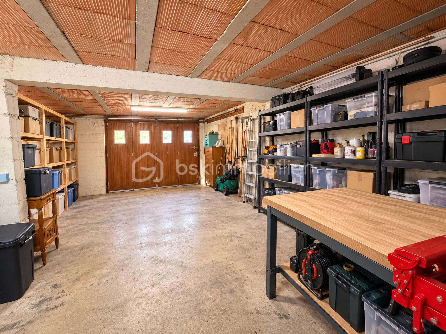 Garage-atelier parfaitement organisé.png
