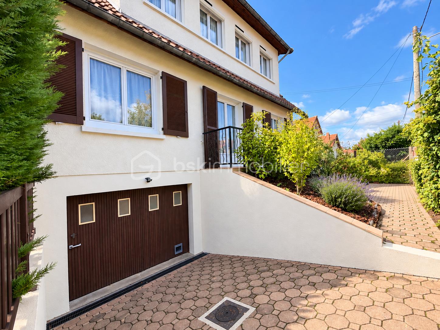 Maison de banlieue et jardin soigné.png