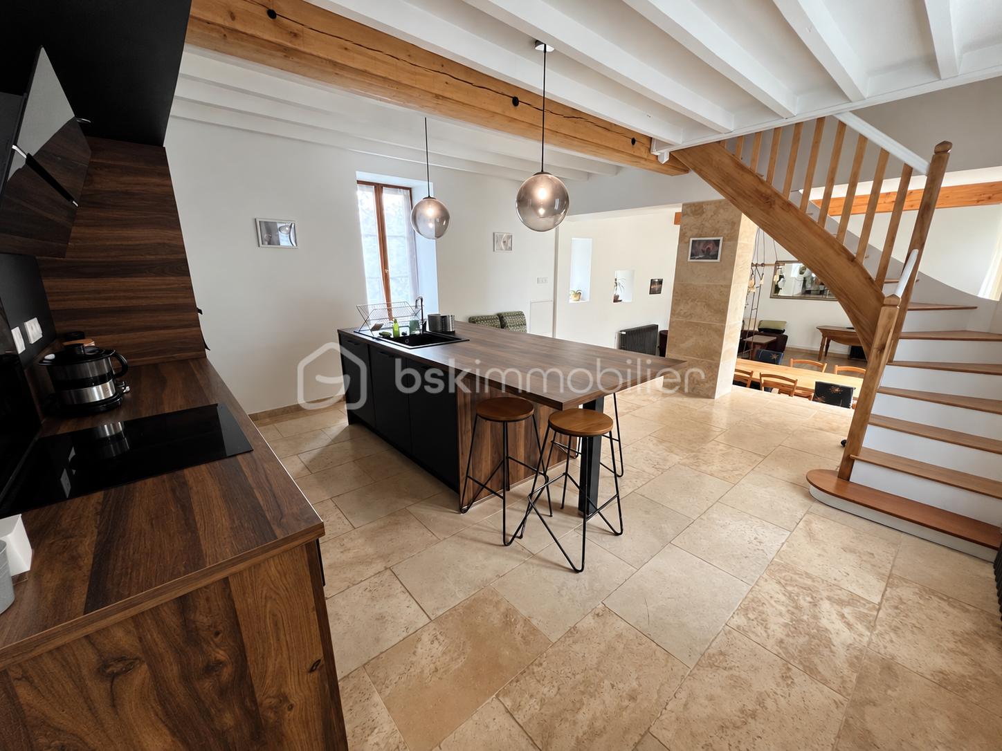 Cuisine rustique moderne baignée de lumière.png