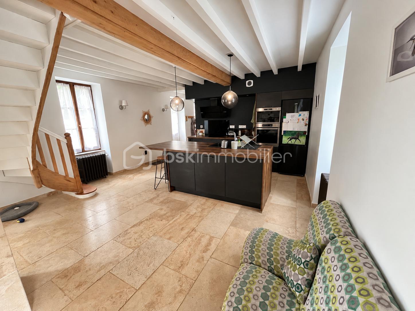 Cuisine ouverte rustique moderne lumineuse.png