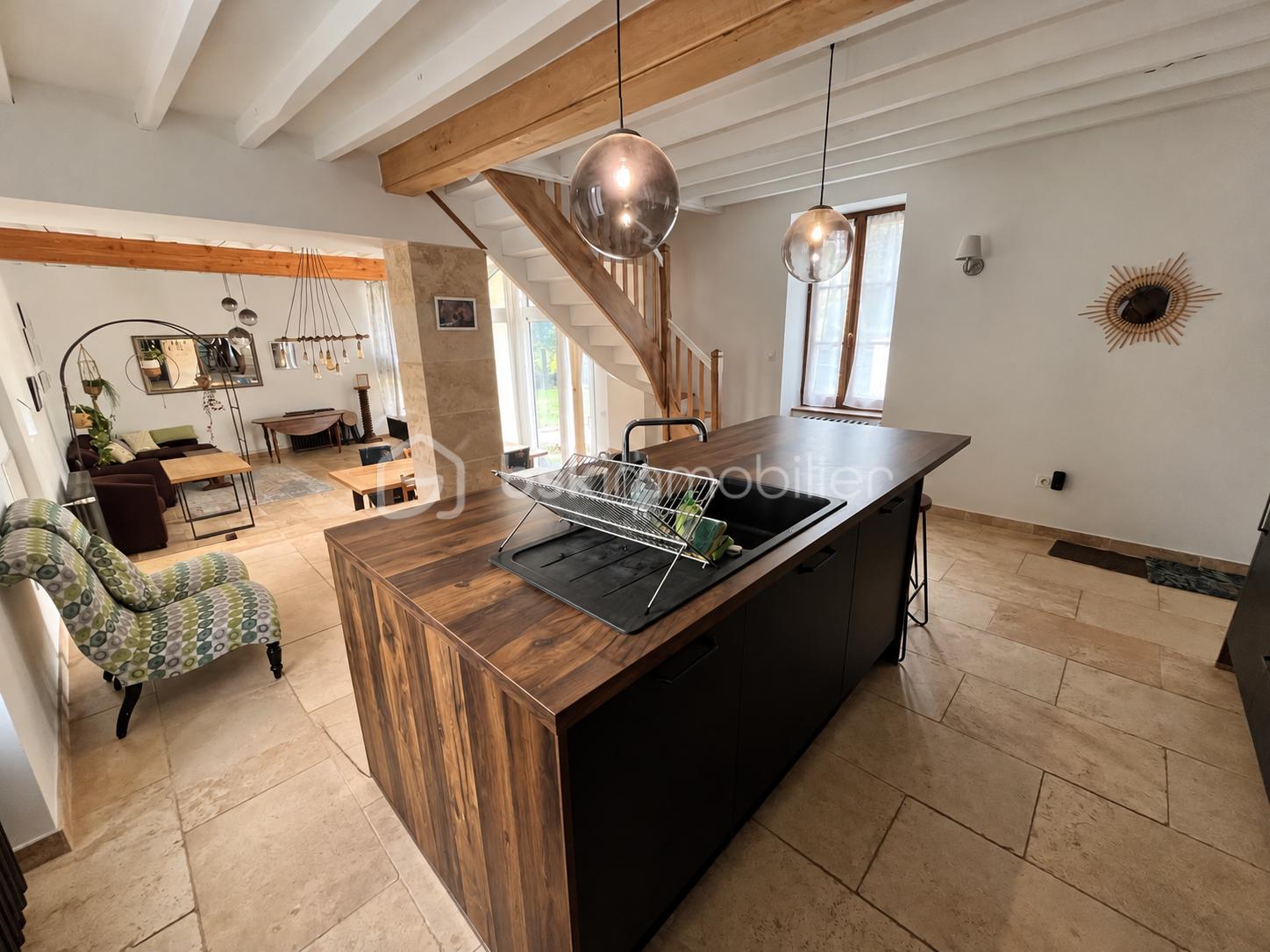 Cuisine rustique lumineuse sans poubelle.png