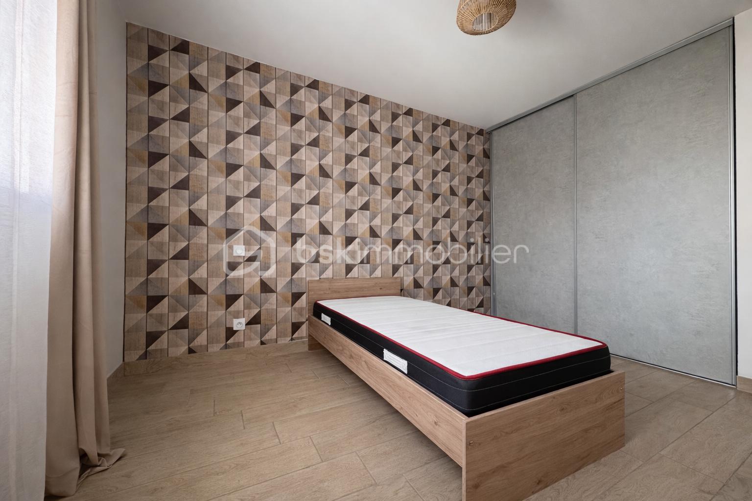 Chambre moderne avec décoration géométrique.png