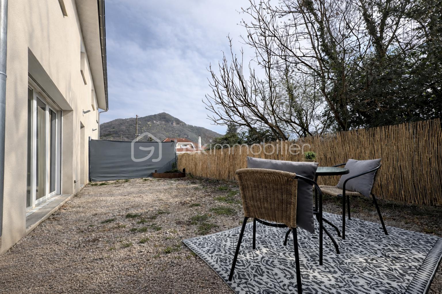 Espace extérieur avec vue sur la montagne.png