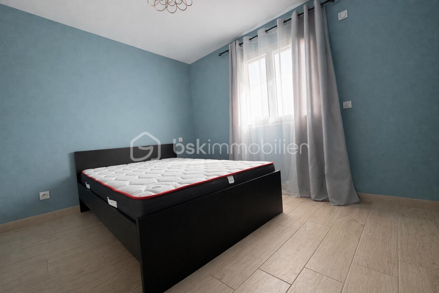 Chambre moderne aux tons apaisants.png