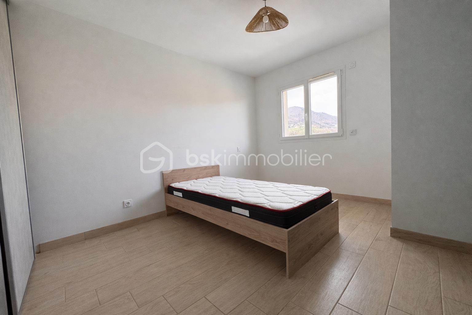 Chambre minimaliste avec vue sur montagne.png