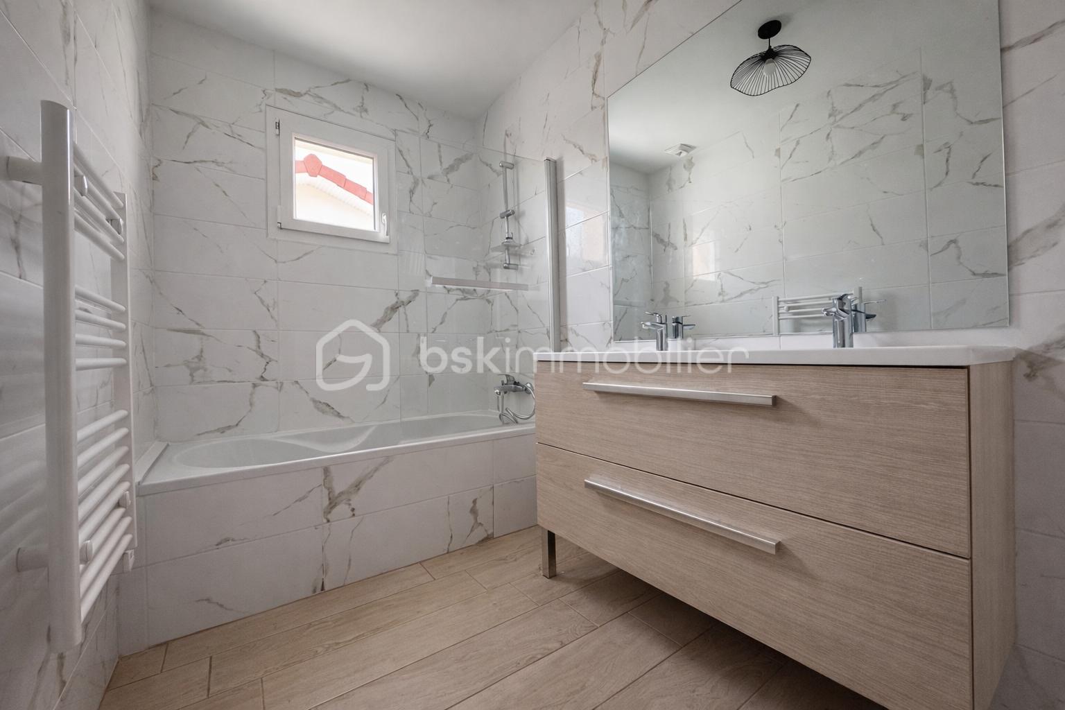 Salle de bain moderne et élégante.png