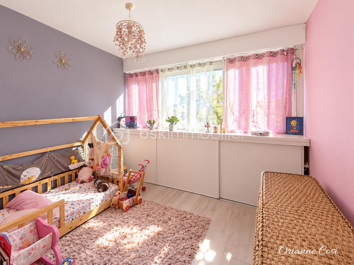 Chambre d’enfant pastel baignée de soleil.png