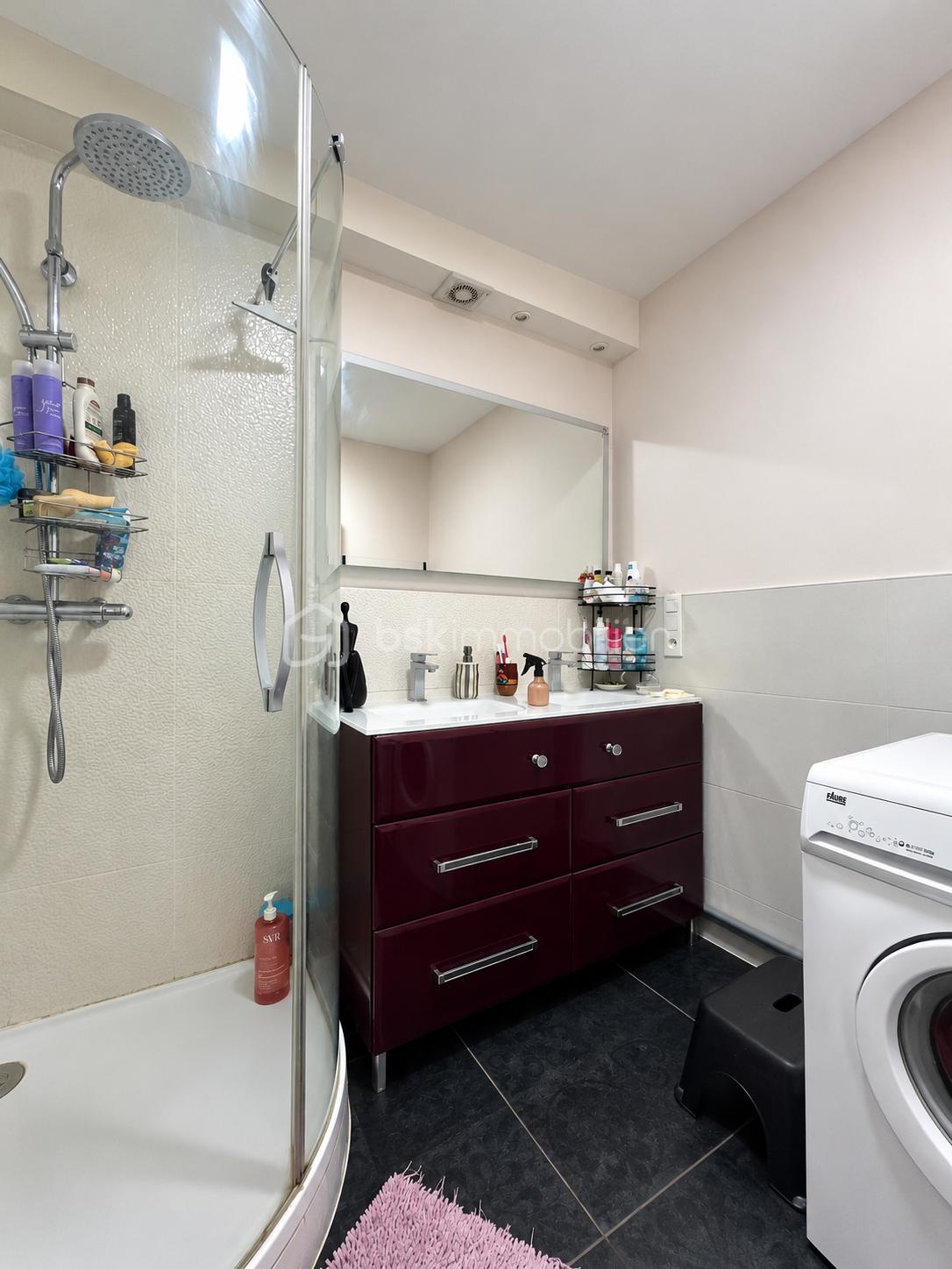 Salle de bain moderne avec douche et buanderie.png