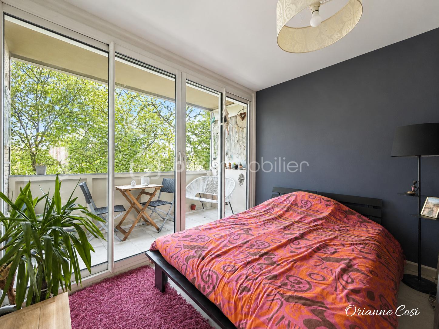 Chambre moderne ouverte sur balcon.png