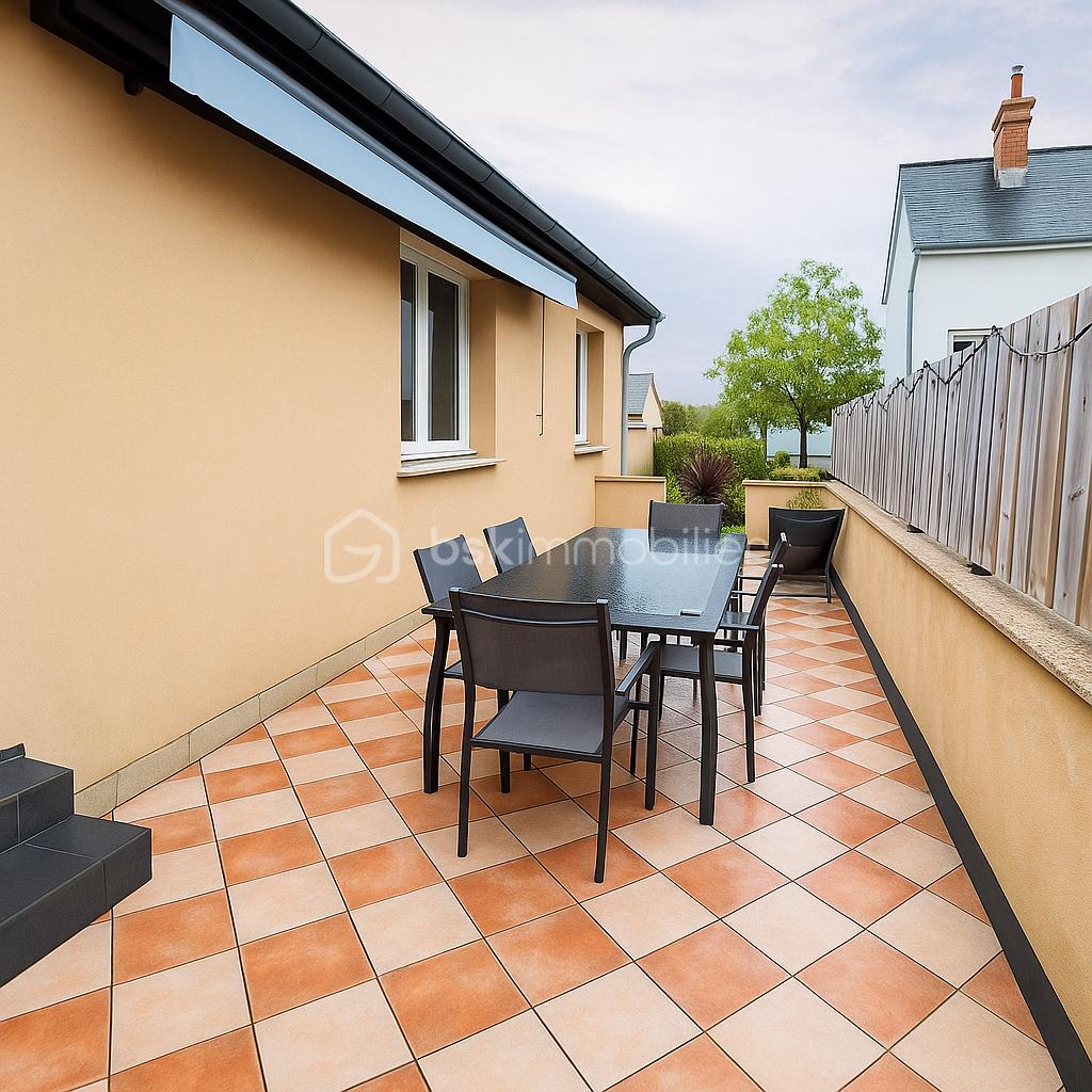 Maison de 139 m² - Patio ensoleillé sous ciel nuageux.png