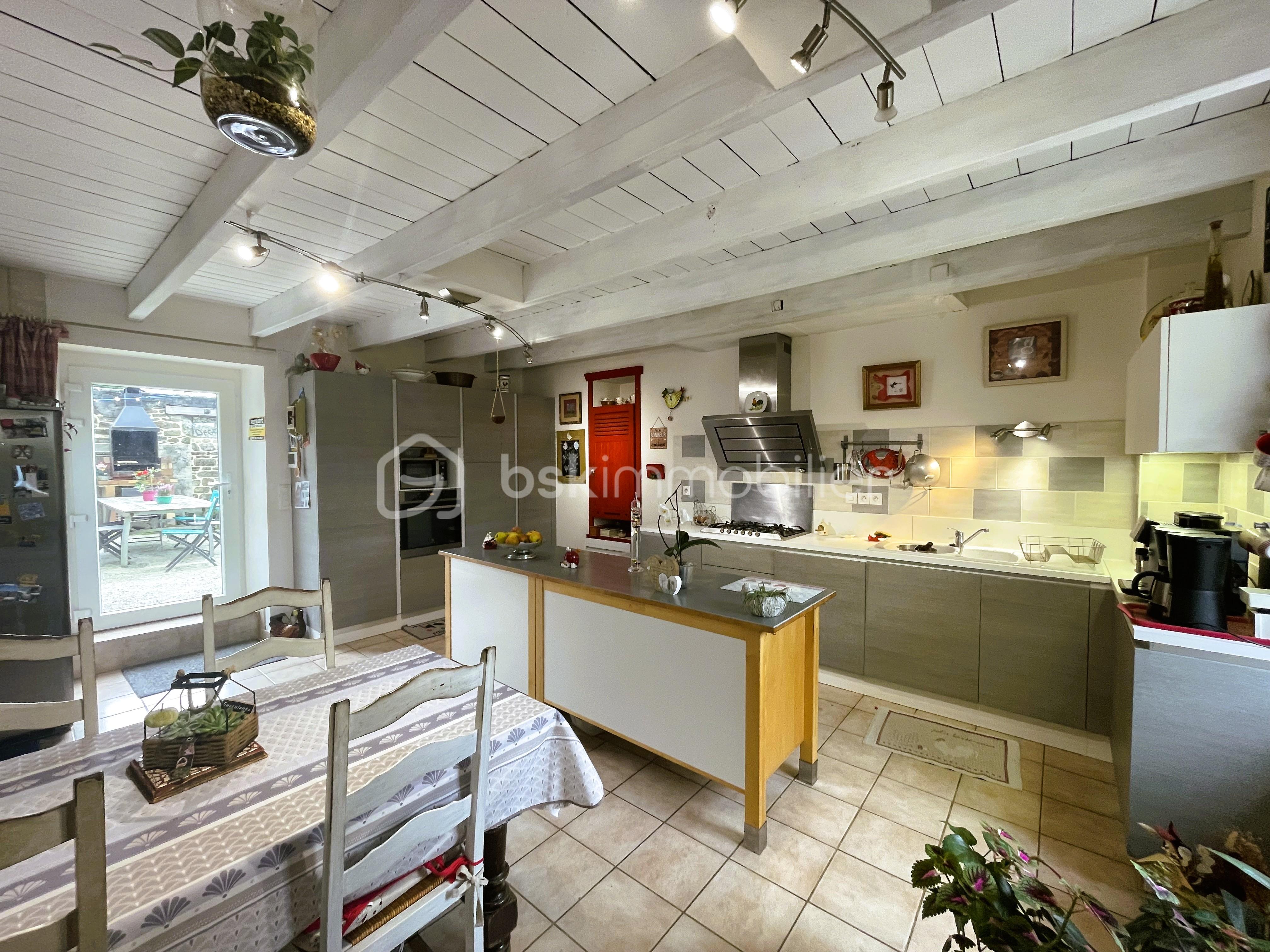 Maison en pierre de 280 m² - cuisinelanv.jpg