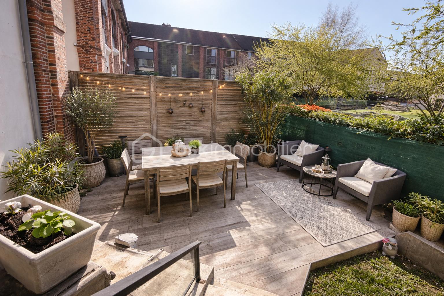 Patio urbain ensoleillé et cosy.jpeg