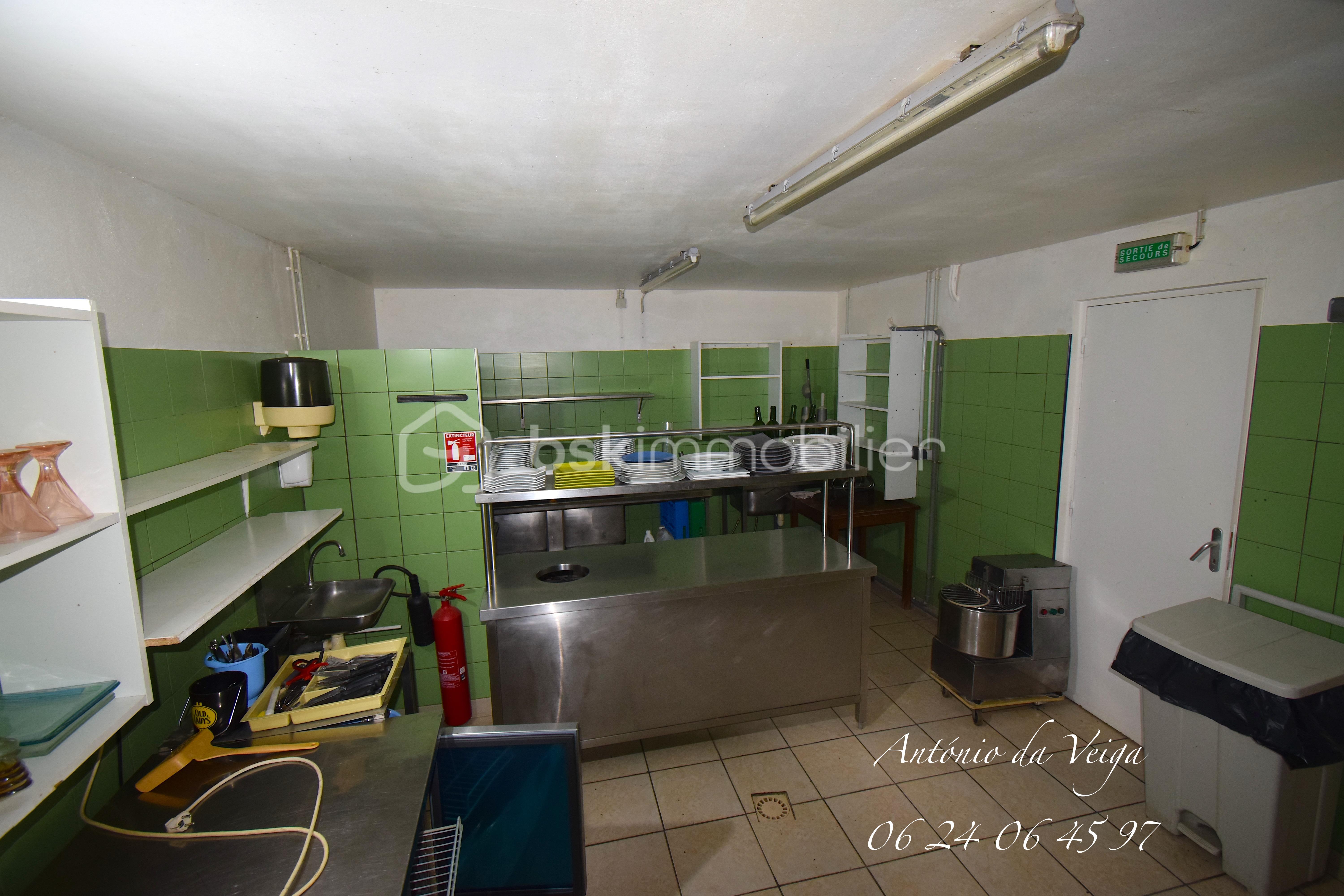 Local d activites de 176 m² - cuisine.JPG