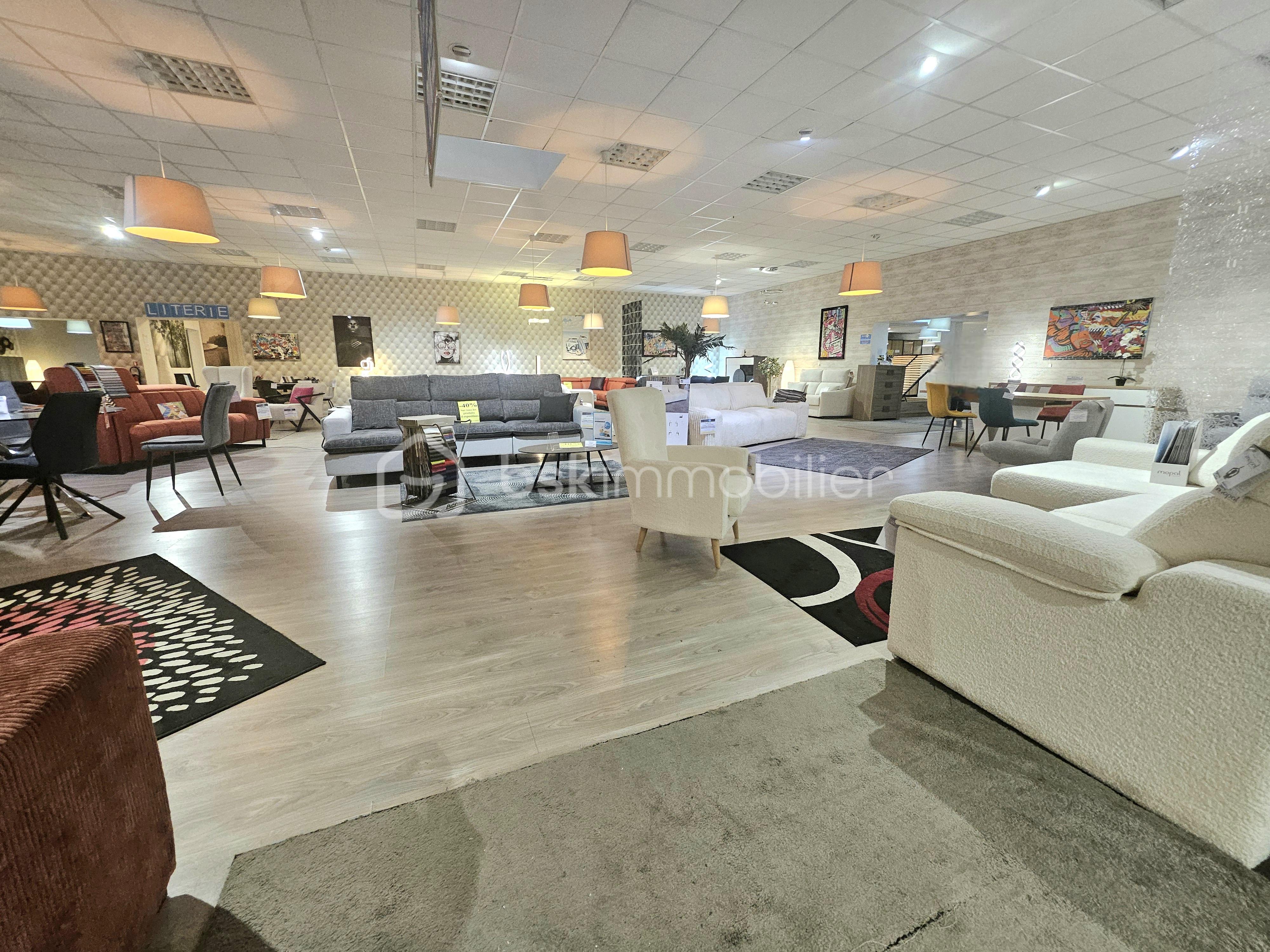 Local commercial de 1 930 m² - 20251108_154723 1.jpg