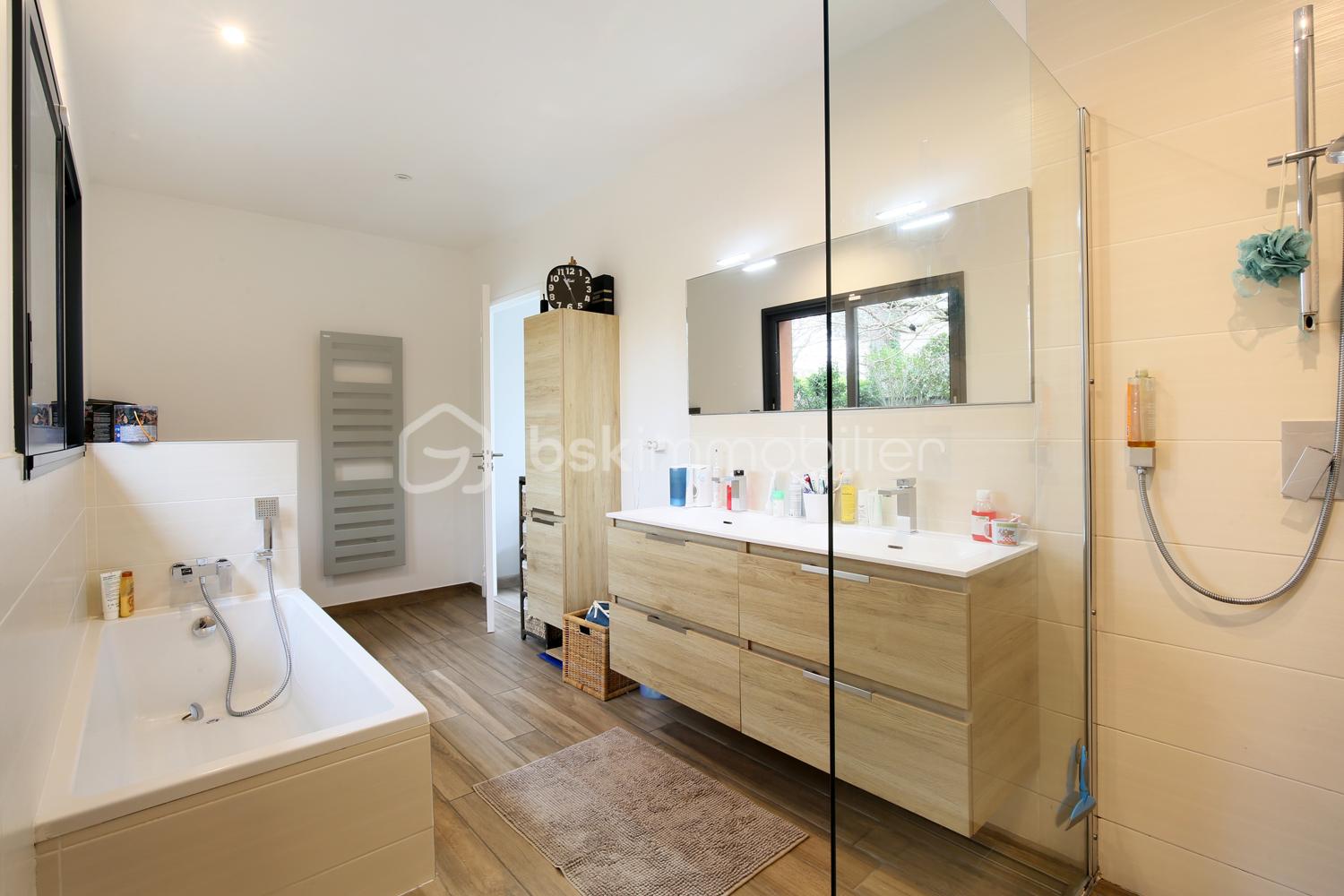 Maison d architecte de 202 m² - web 07 - Chambre2 SDB 02.jpg