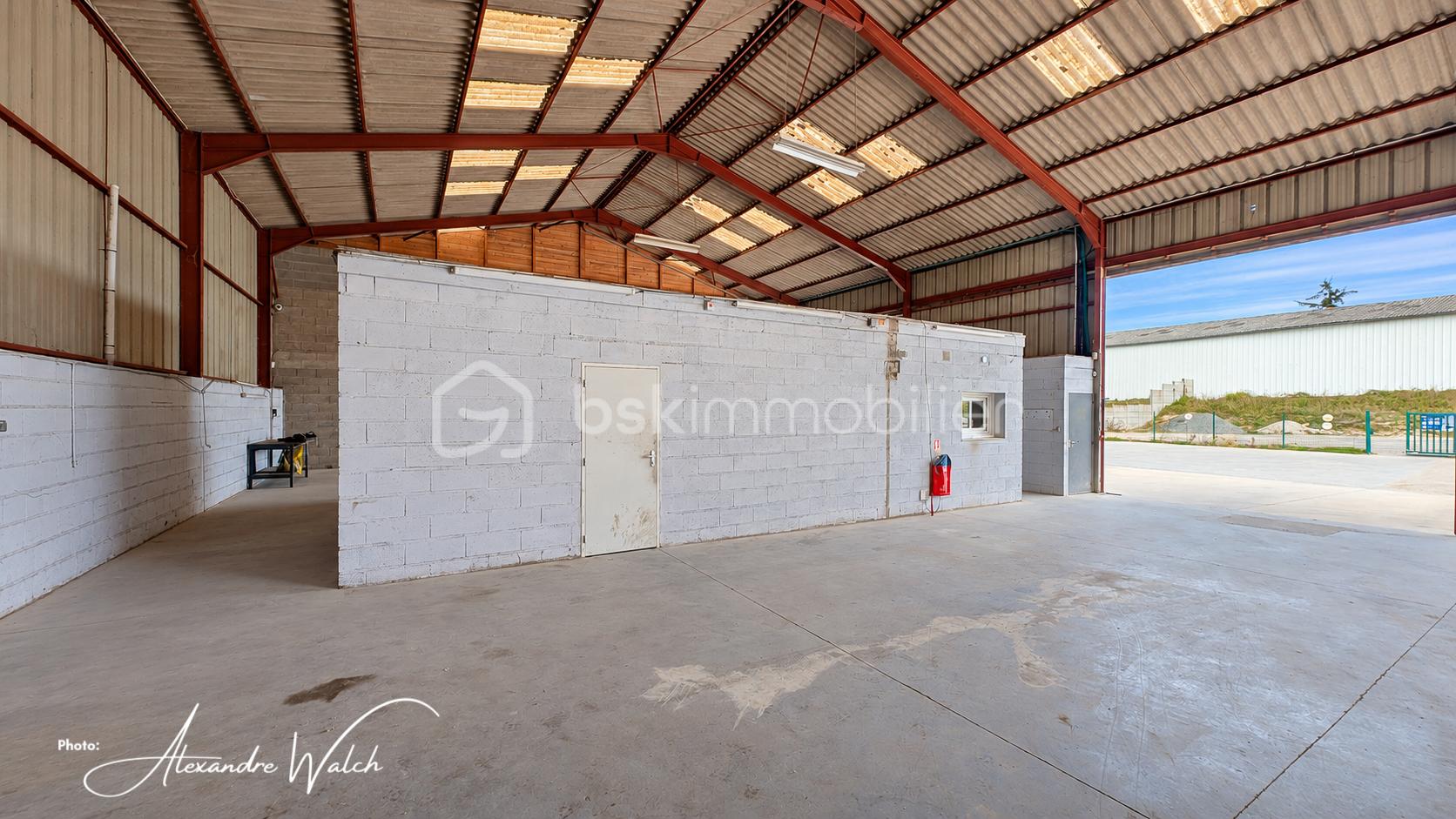 signatureAtelier industriel lumineux et vide.jpg