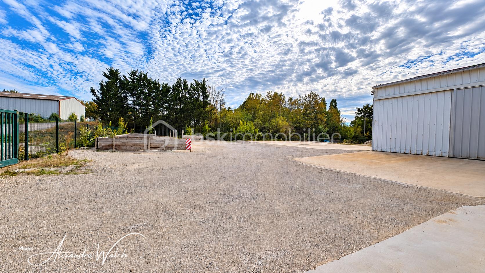signatureTerrain industriel sous ciel nuageux.jpg