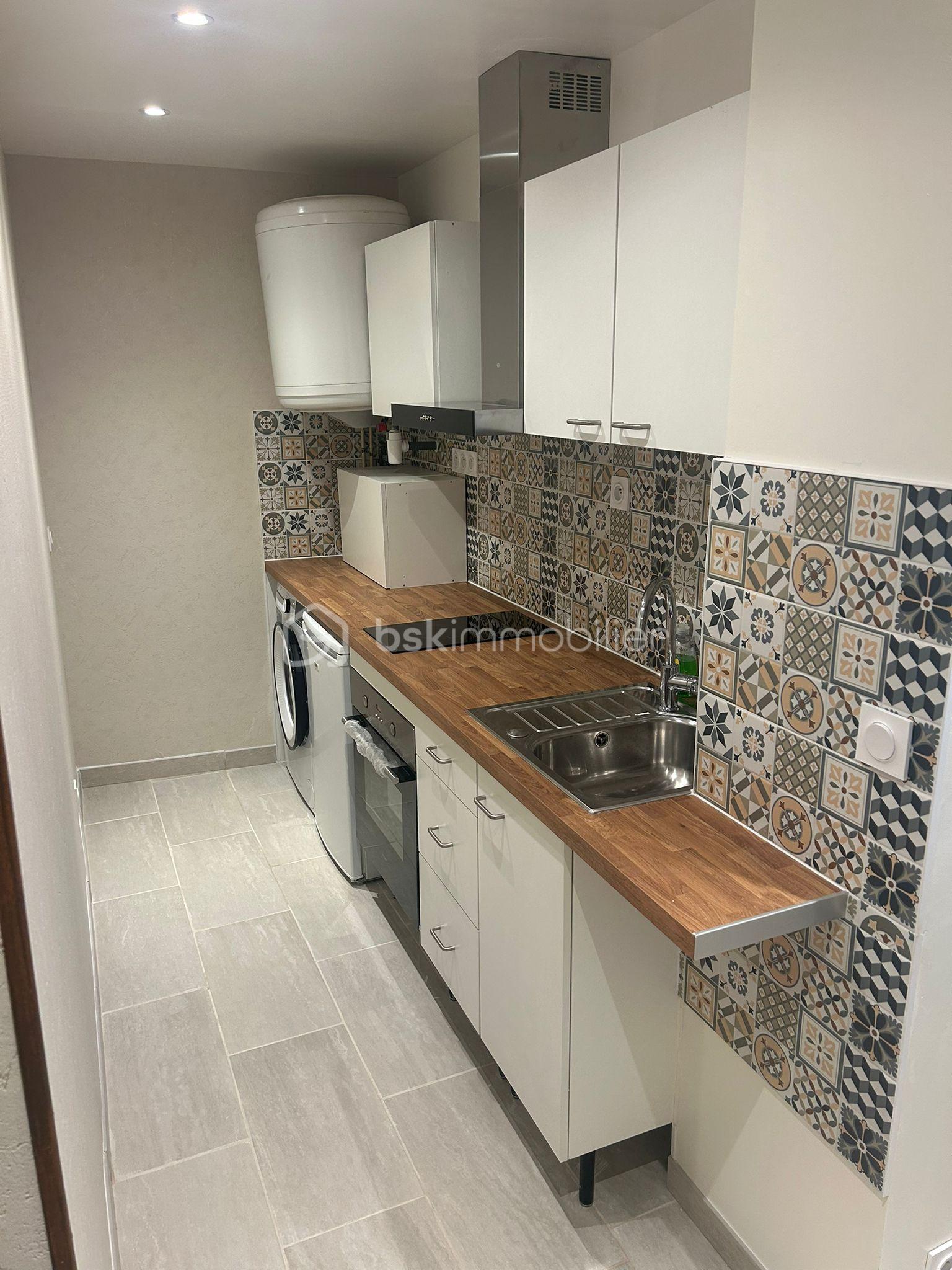 Appartement de 35 m² - kitchenette portrait.jpg