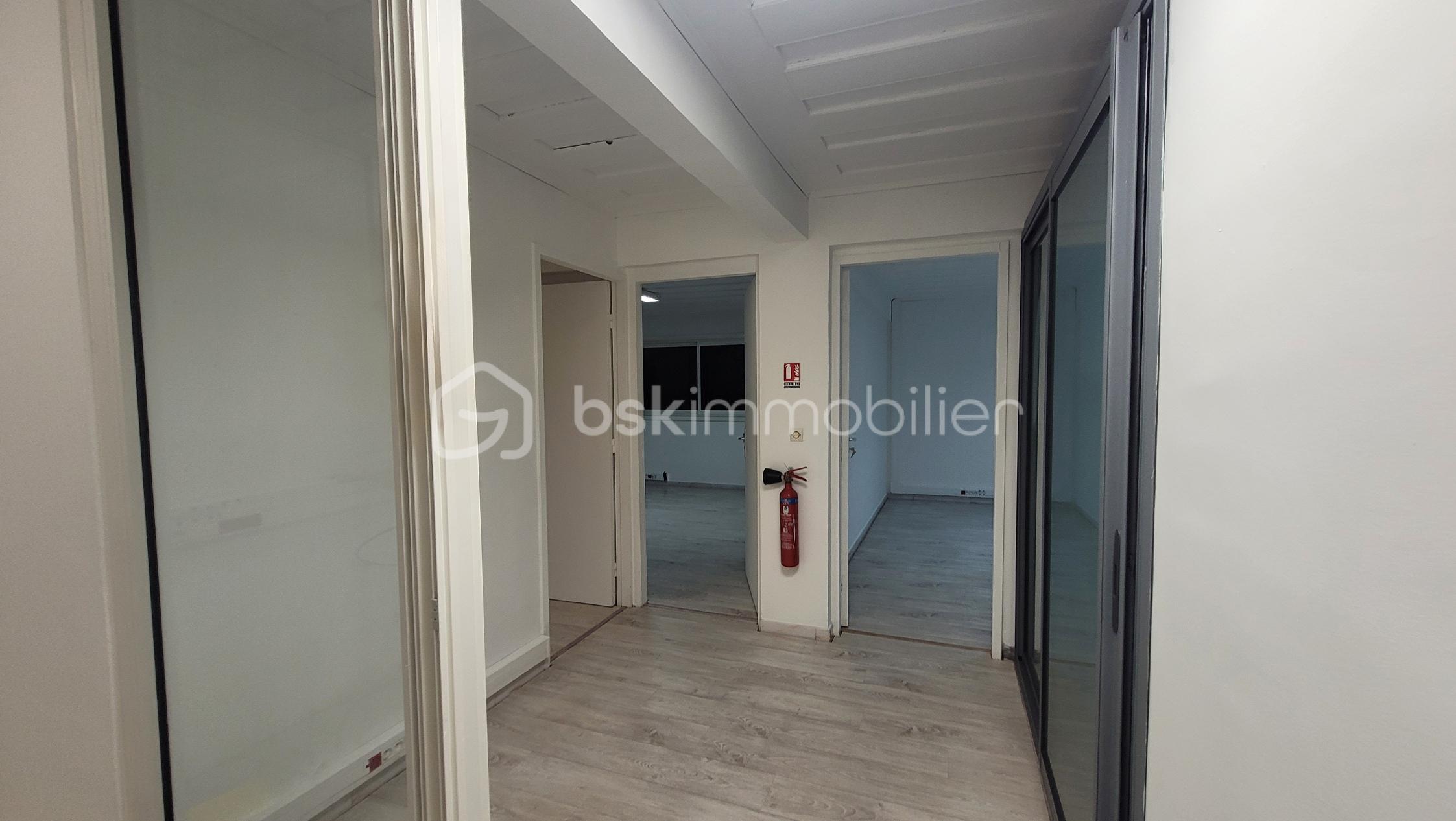 Bureau de 140 m² - 215095-09.jpg