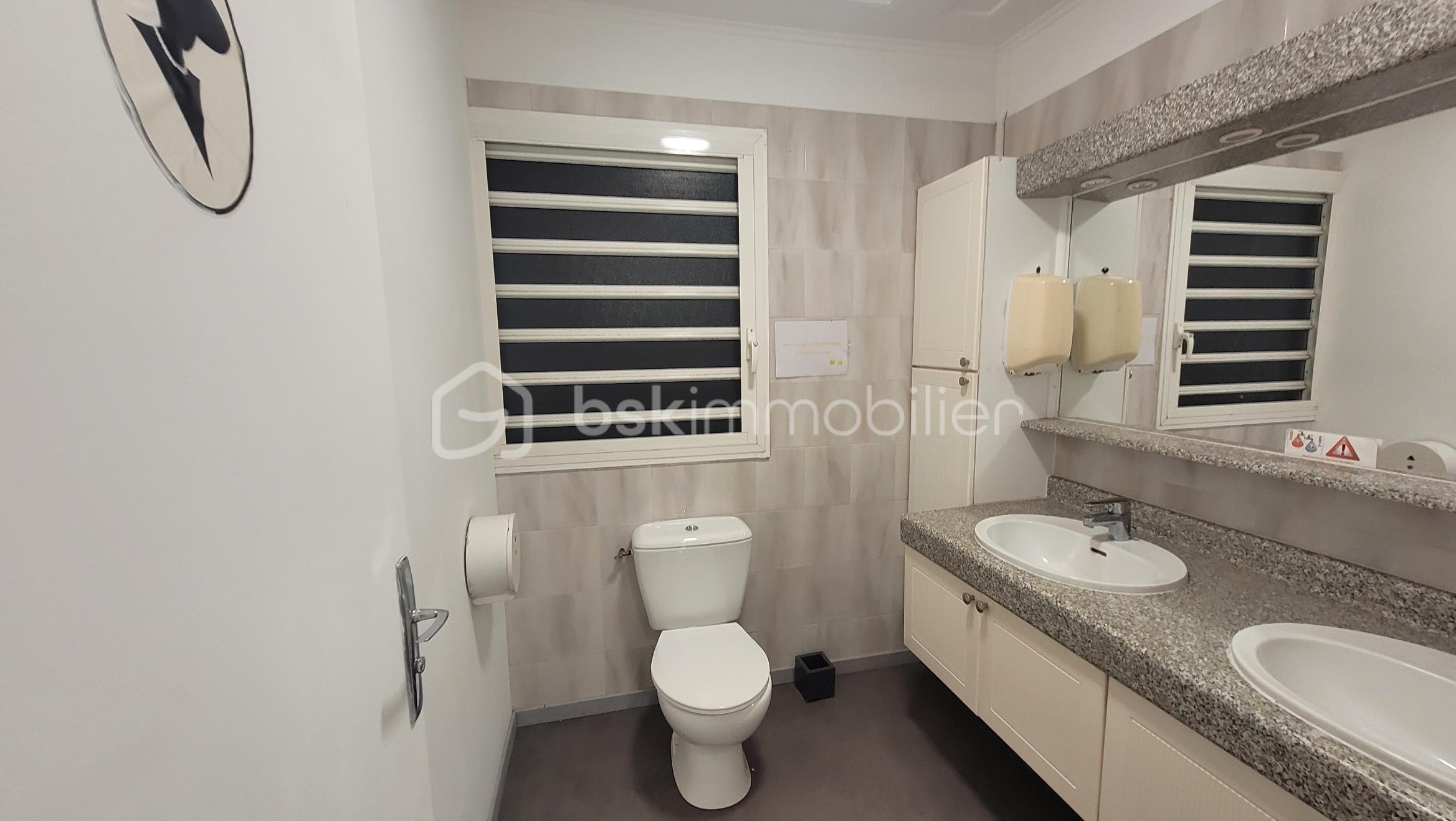 Bureau de 140 m² - 215095-07.jpg