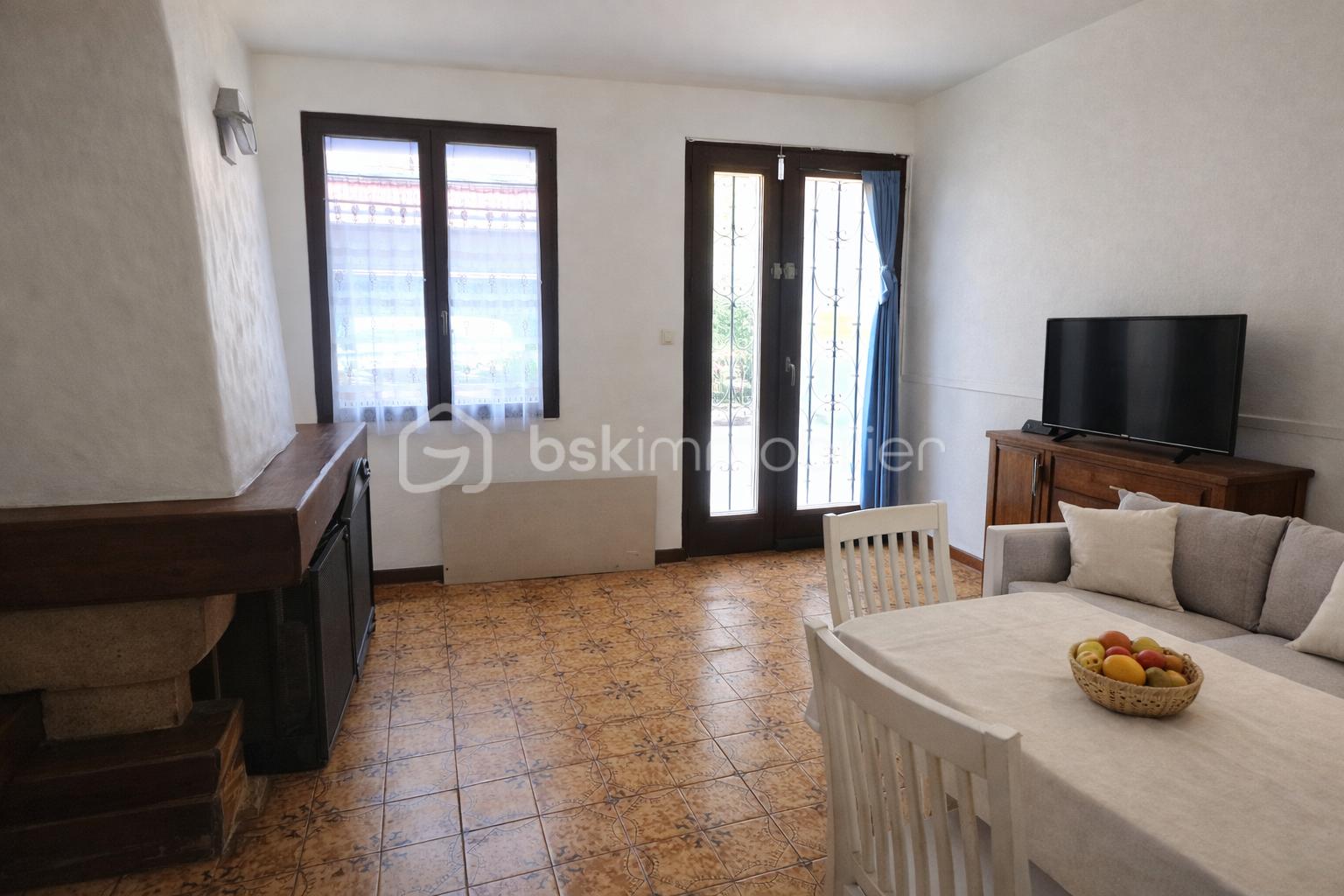 Salon lumineux et accueillant.png