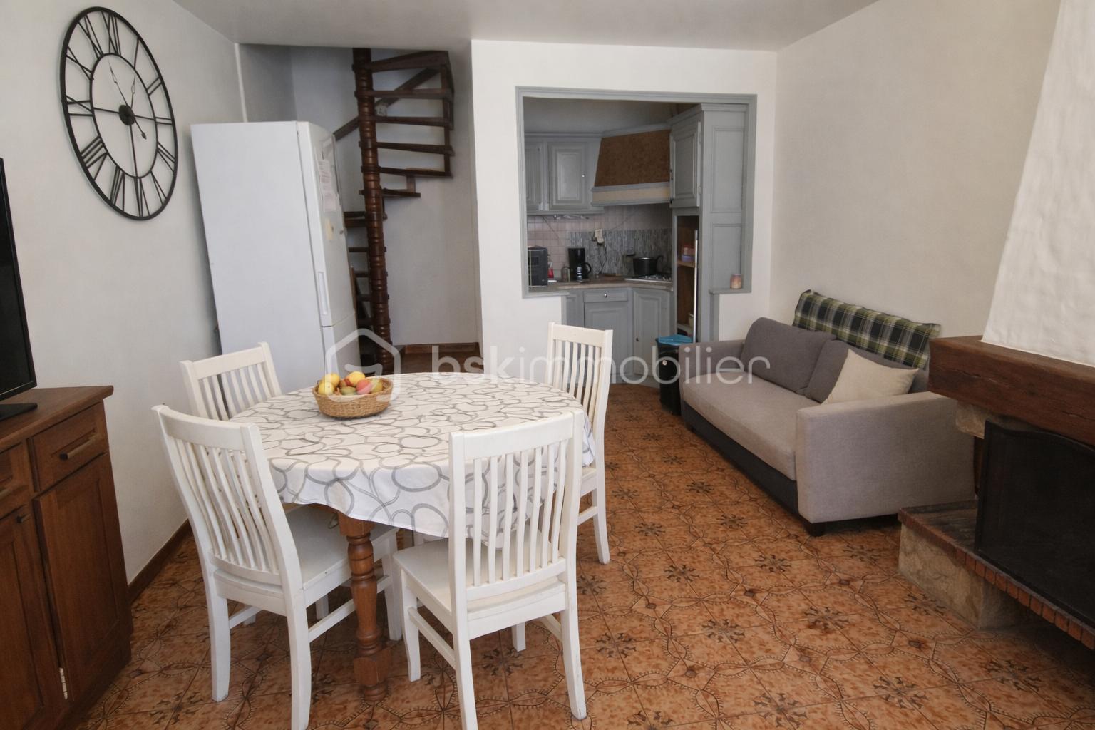 Salle à manger lumineuse et chaleureuse.png