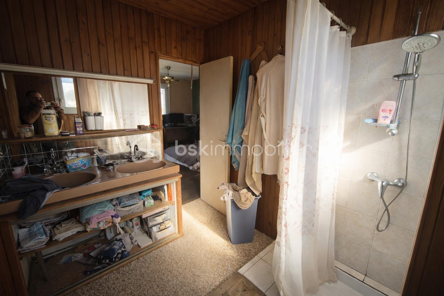 Salle de bain rustique et lumineuse.png
