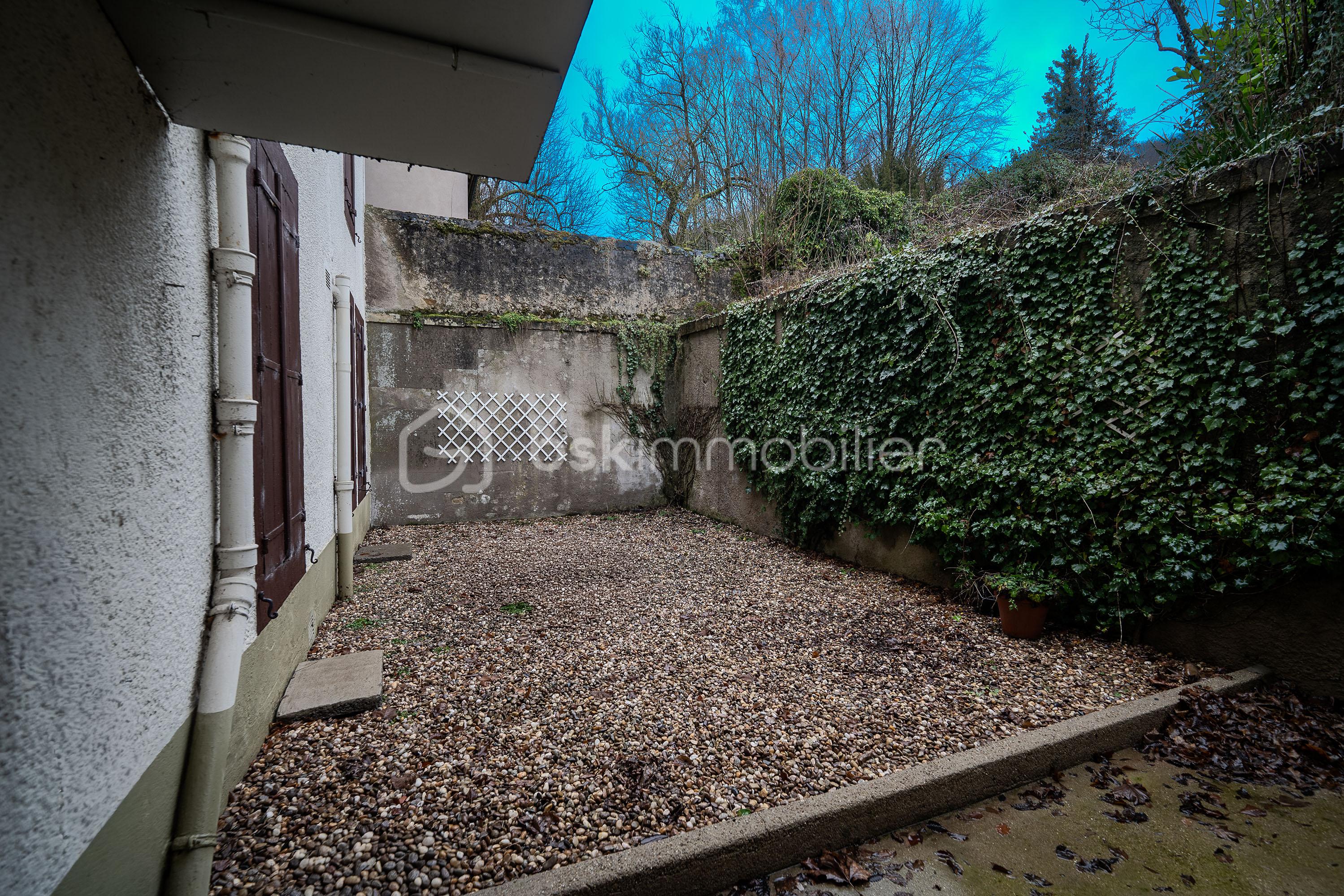 Maison traditionnelle de 320 m² - Cour.jpg