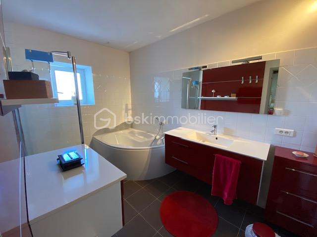 Maison de 235 m² - salle d'eau principale.jpg