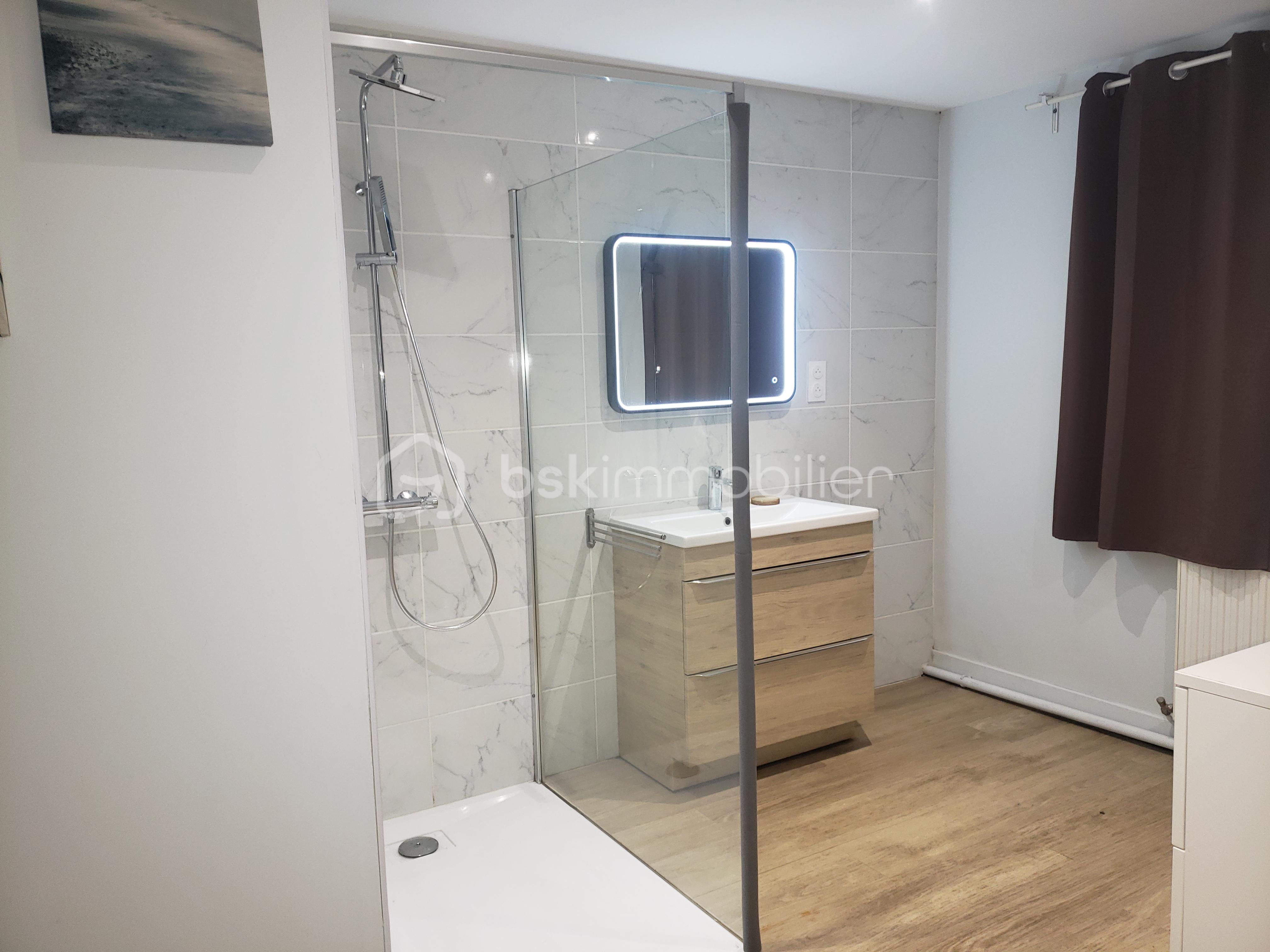 Maison traditionnelle de 125 m² - SDB RDC.jpg