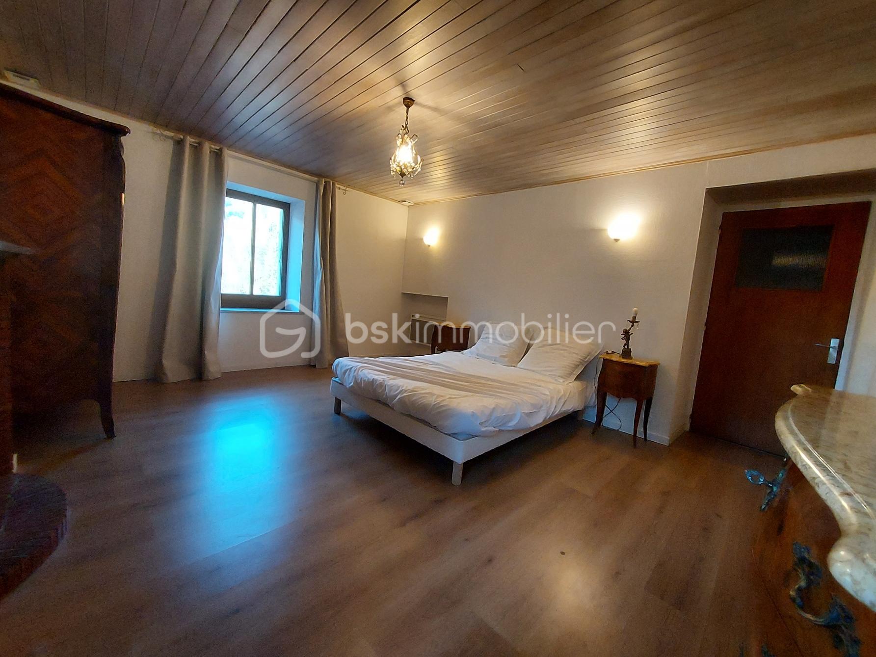 Corps de ferme de 134,75 m² - Chambre 1.jpg