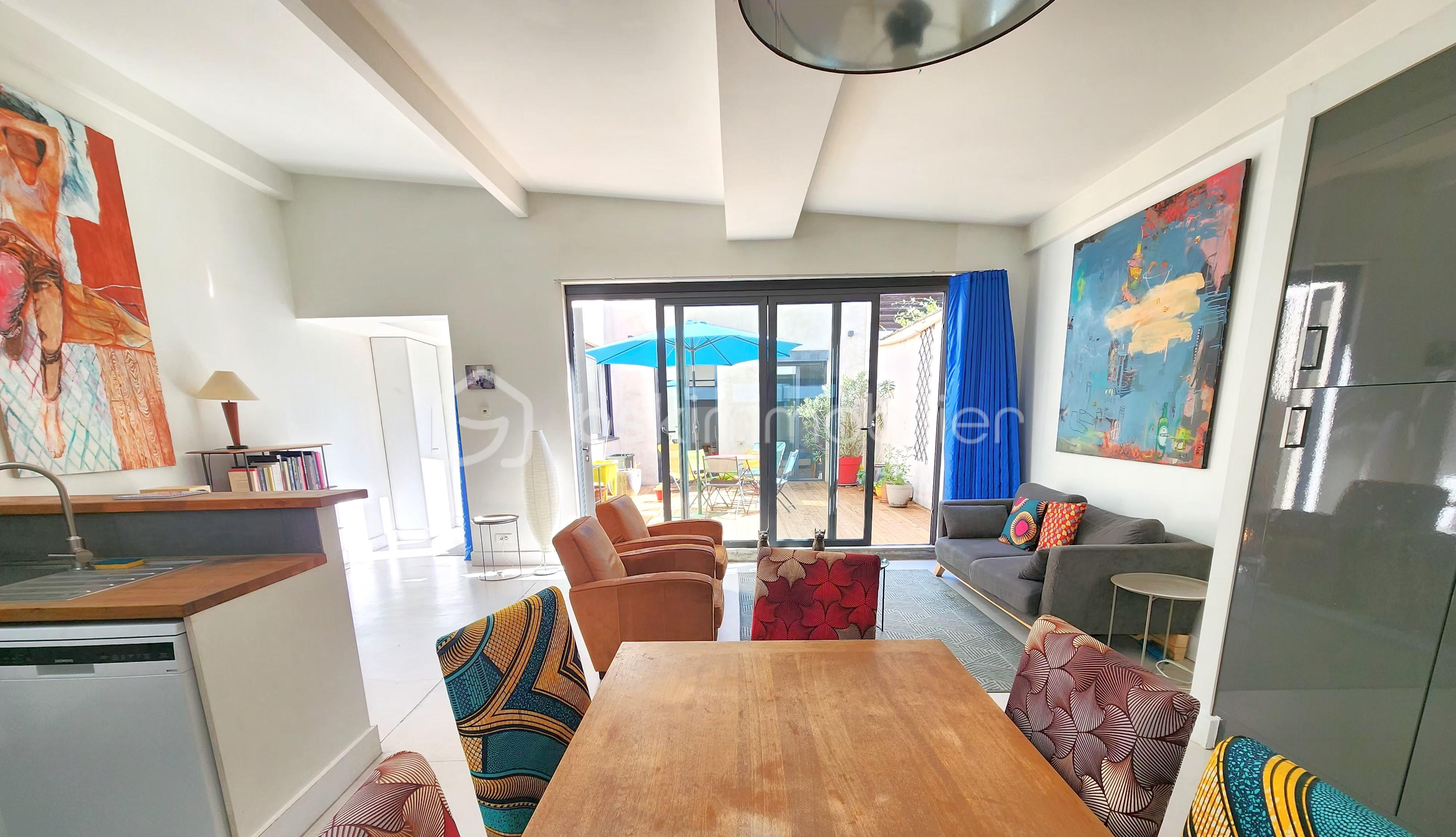 Maison contemporaine de 120 m² - Salon vue patio.jpg