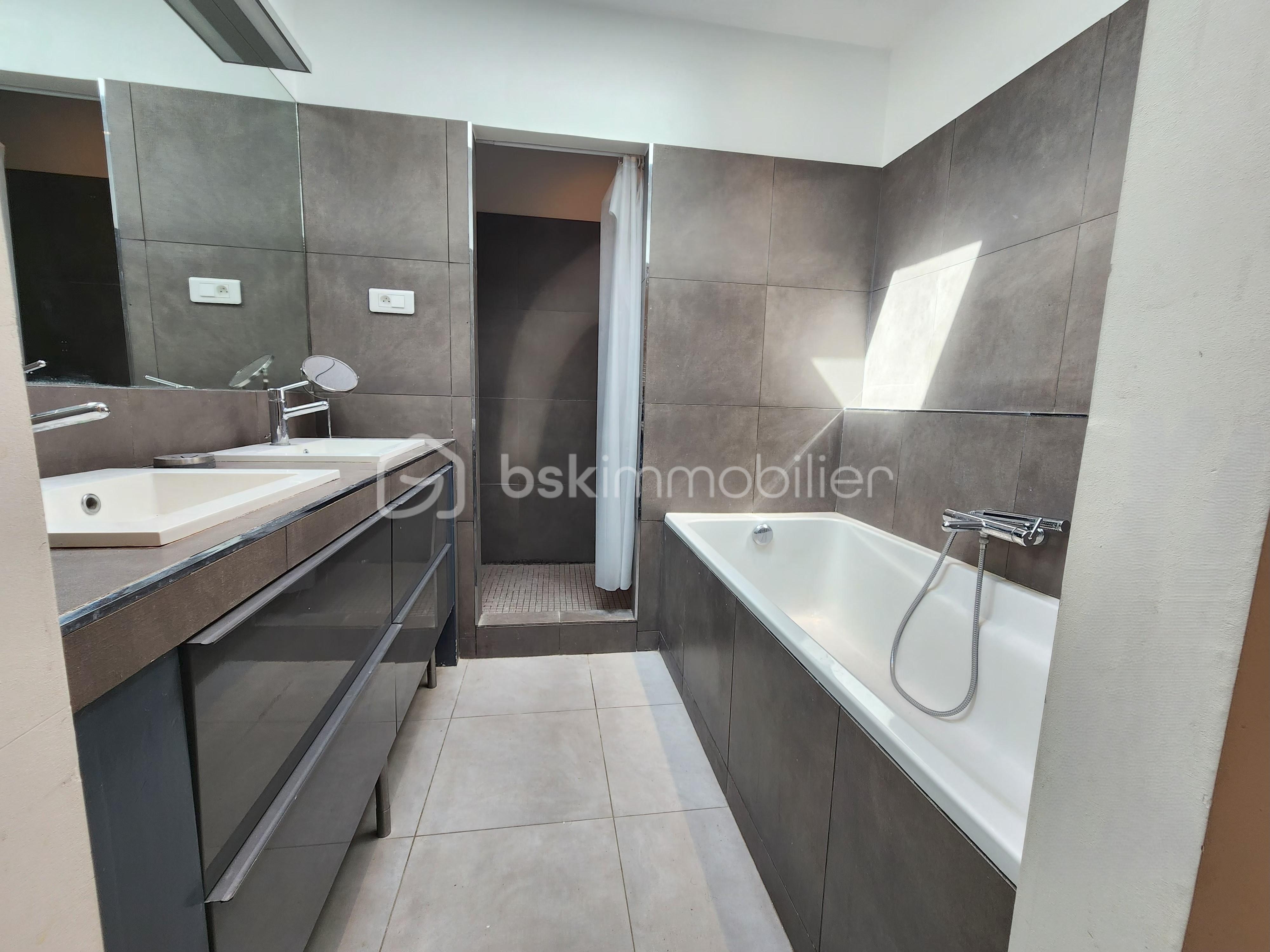 Maison contemporaine de 120 m² - Salle de bains.jpg