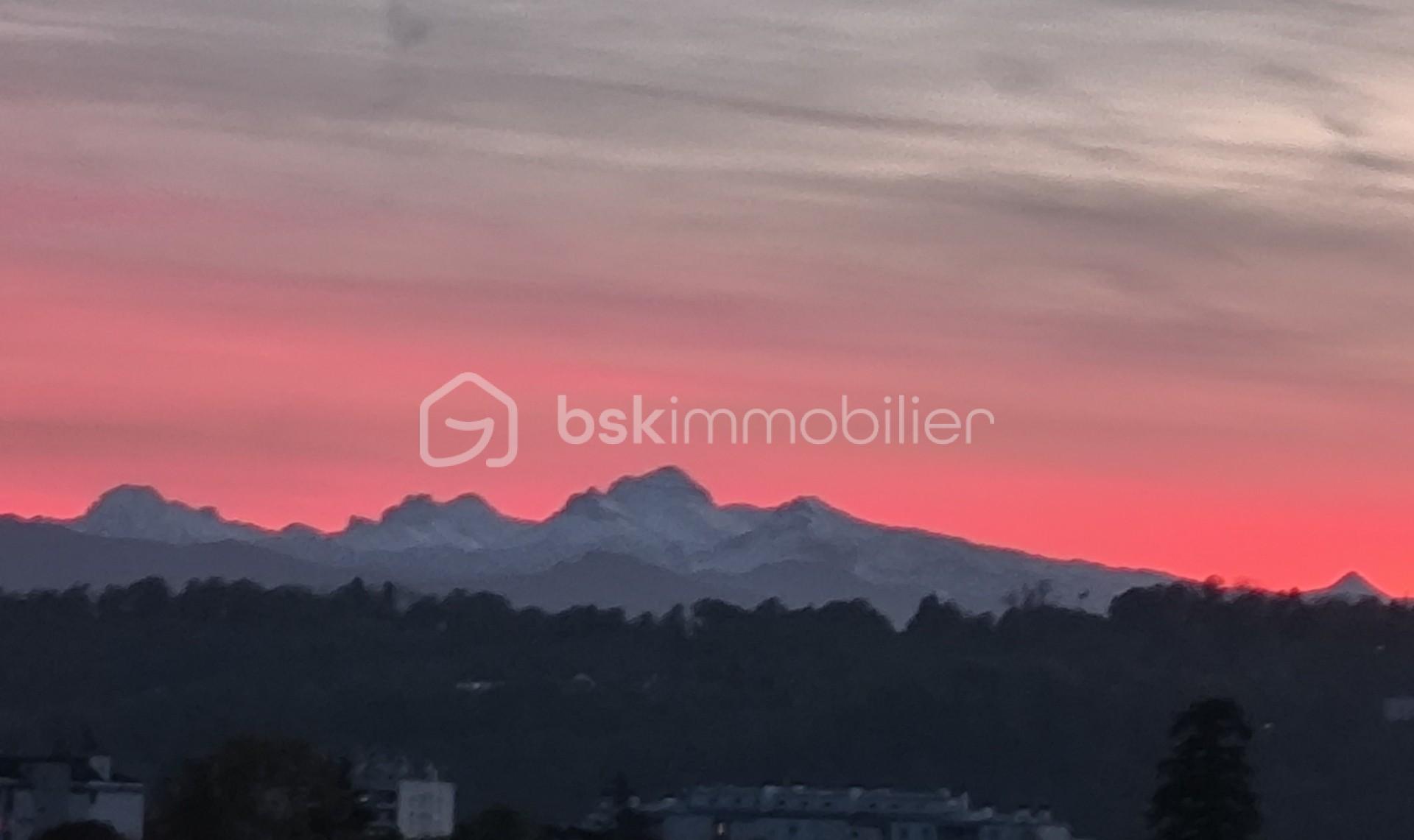 Appartement de 70 m² - Pyrénnées rouges recadrées.jpg