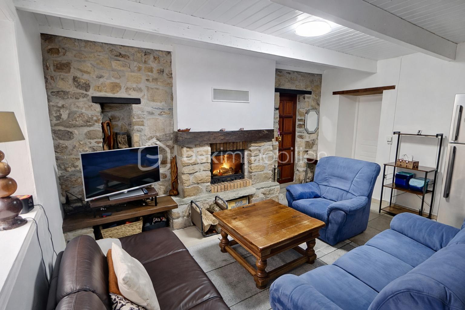 Maison en pierre de 93 m² - PHOTO AVEC CHEMIEE ALLUMEE .png