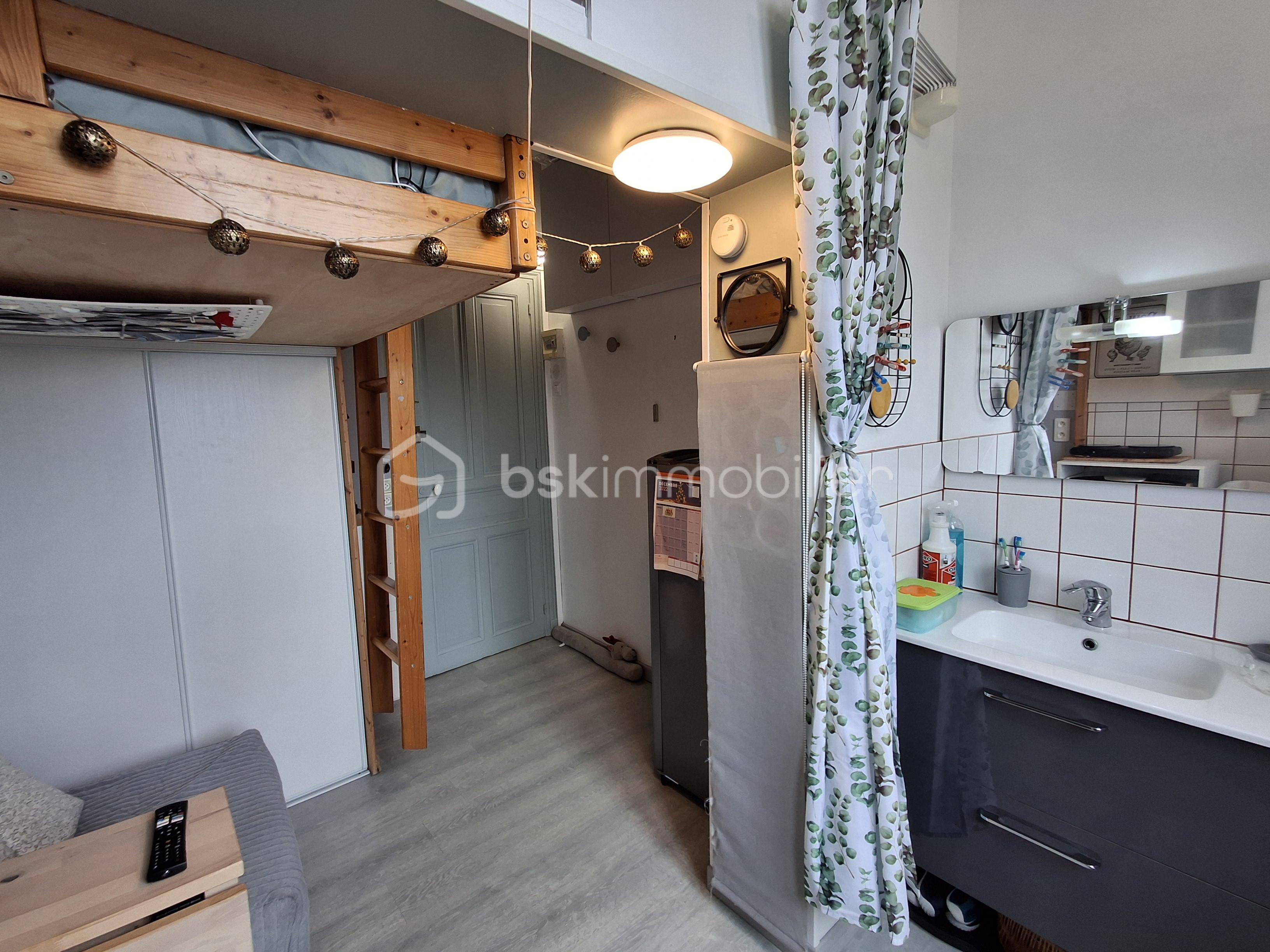 Studette de 9,86 m² - vue vers porte entrée paysage.jpg