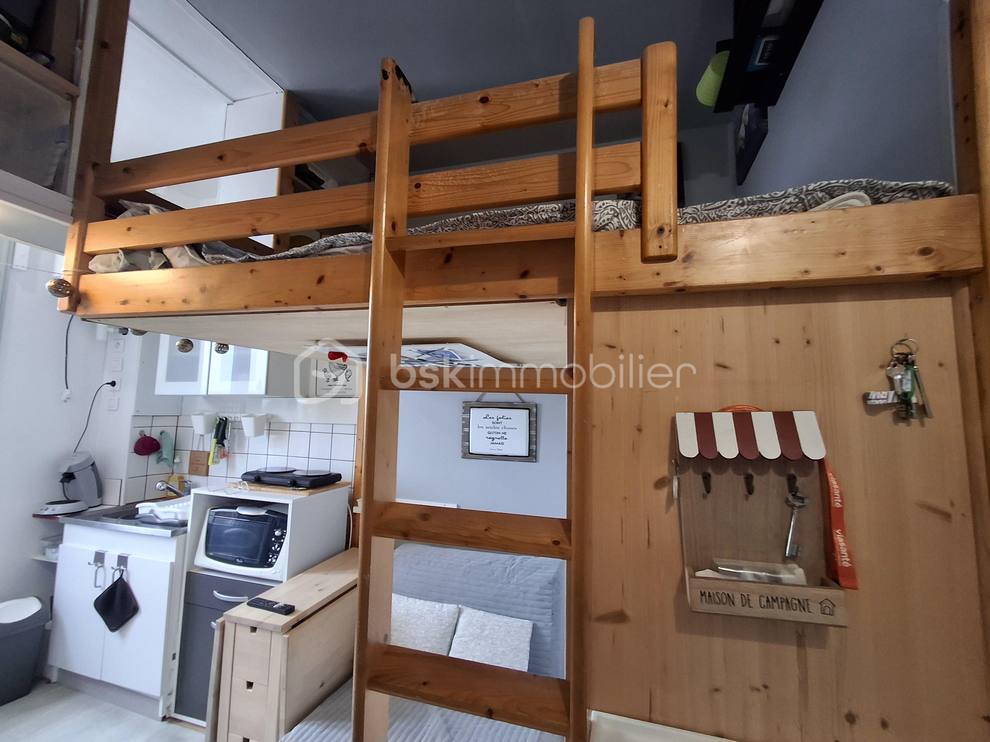 Studette de 9,86 m² - vue kitchenette et lit paysage.jpg