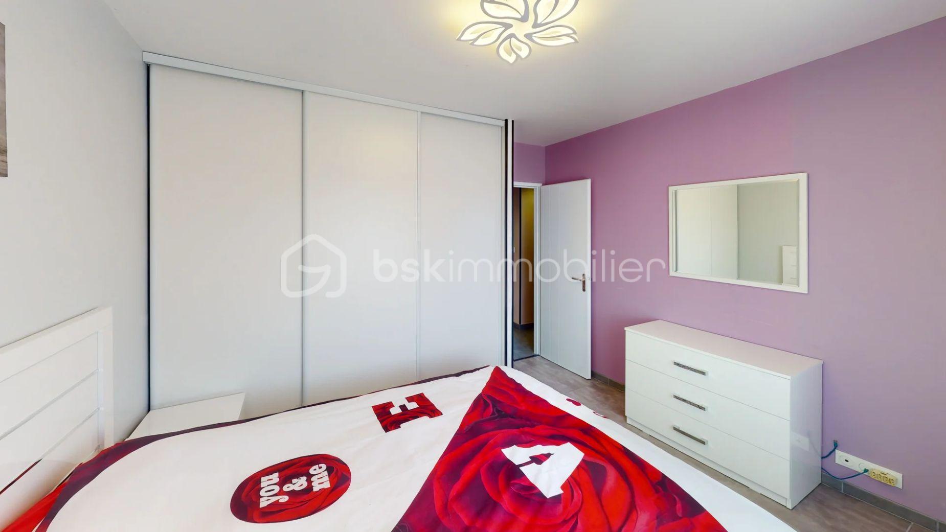 BsHjsp8c45M-Bedroom.jpg