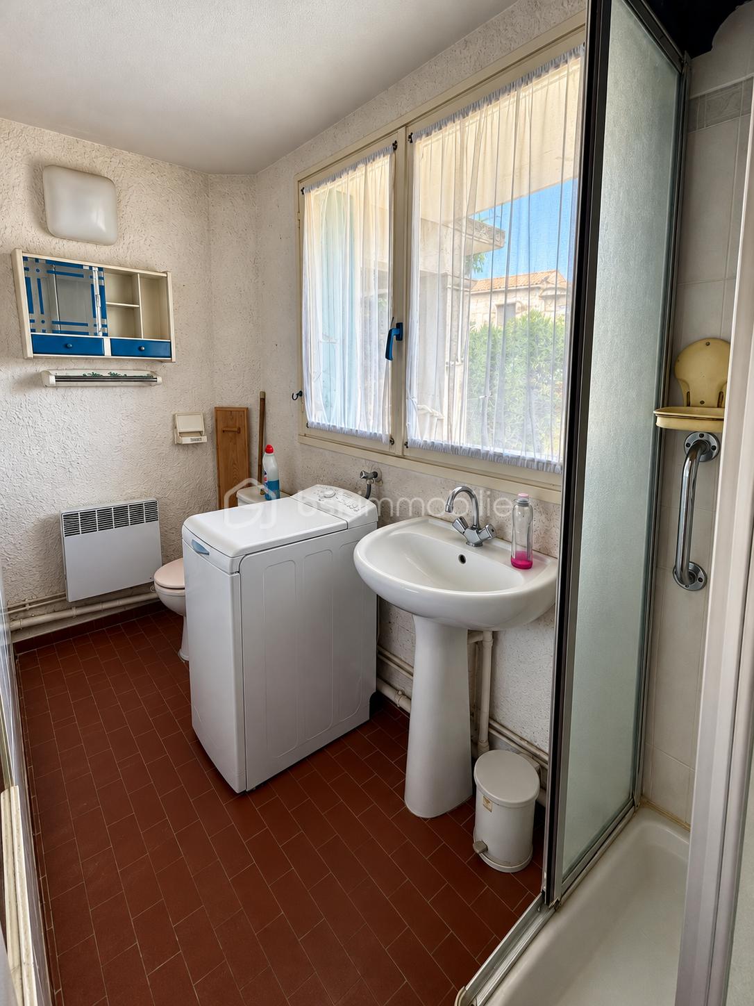 Salle de bain-buanderie lumineuse et réaliste.png