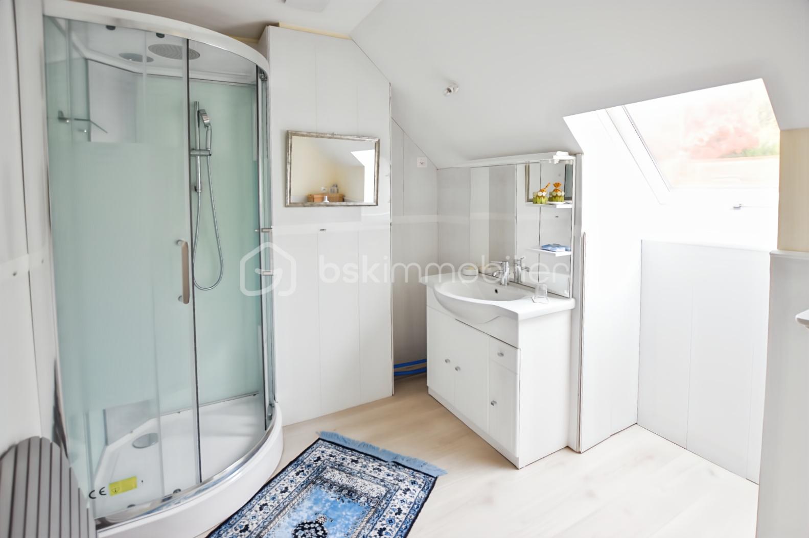 Maison de 180 m² - sale d'eau étage.jpg