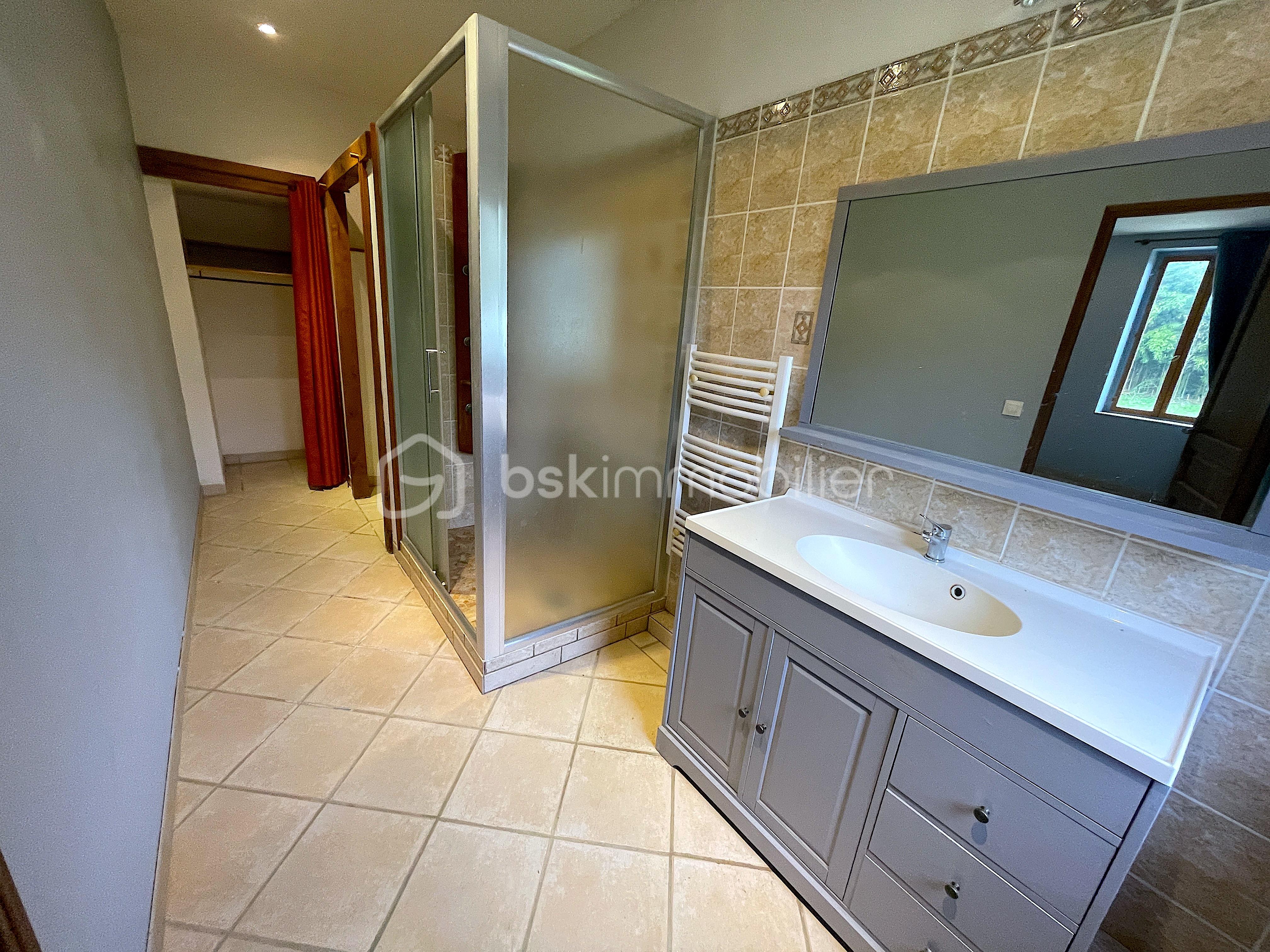 Ferme de 334 m² - SDB ch bleue.JPG