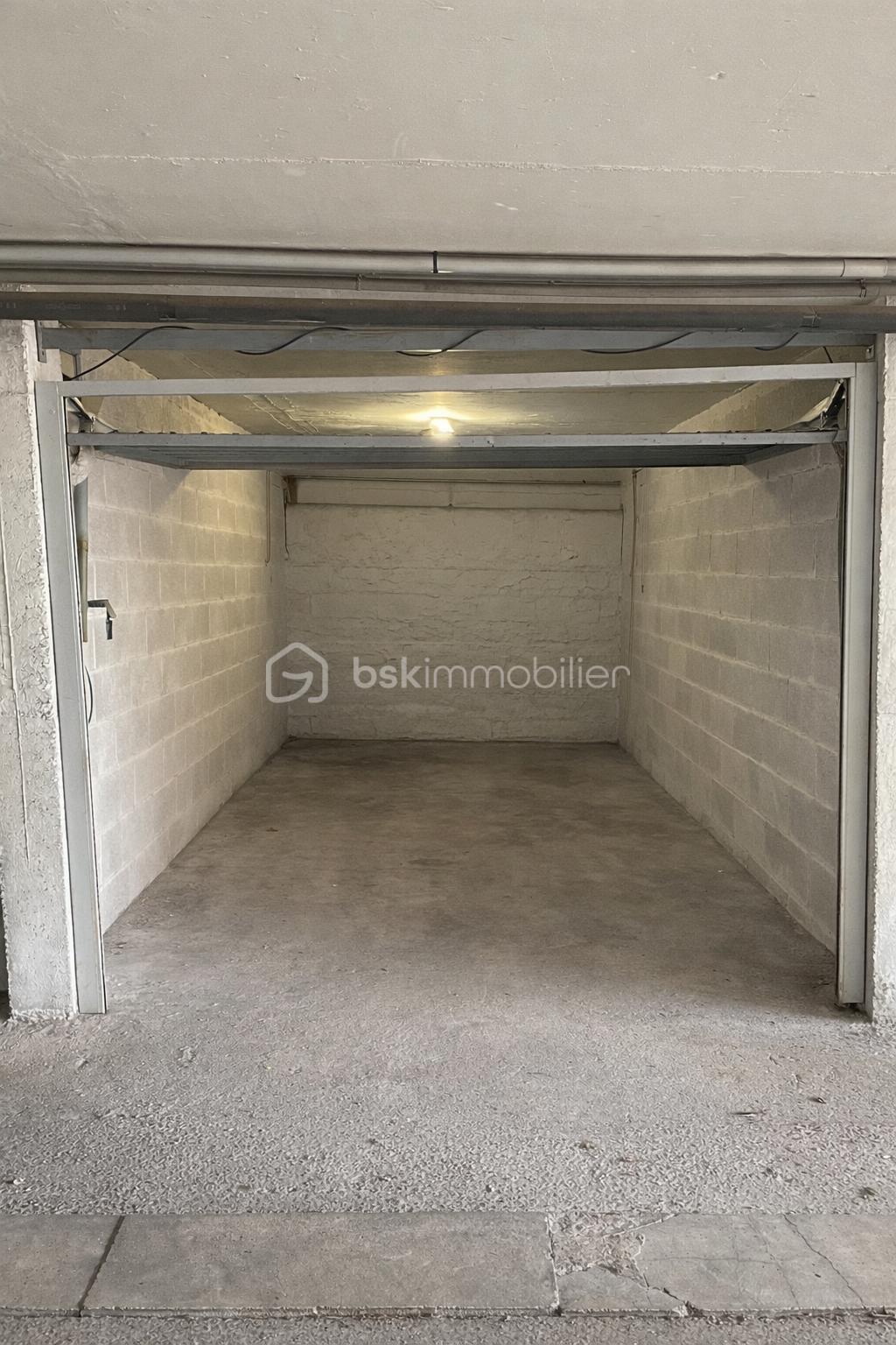 Parking de 14,56 m² - garage vide.png