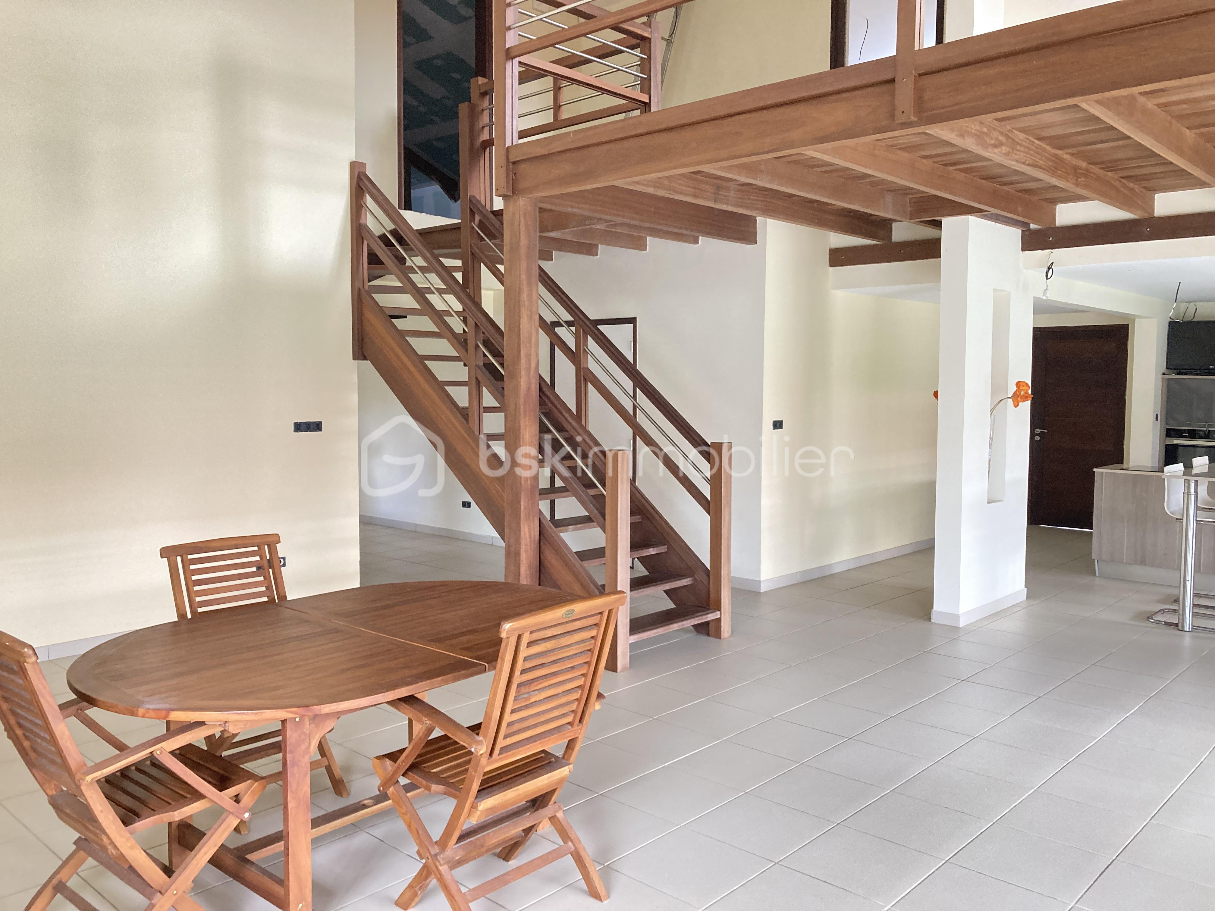 Maison de 280 m² - escalier mezzanine .jpeg