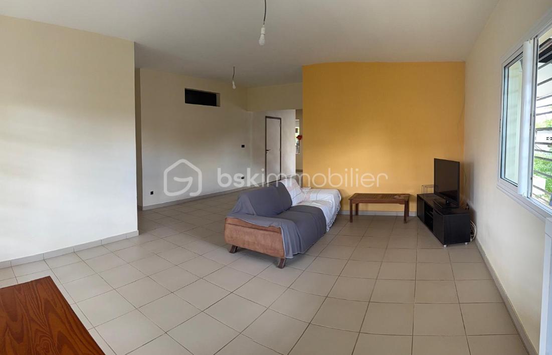 Maison de 280 m² - salon tv canapé.png