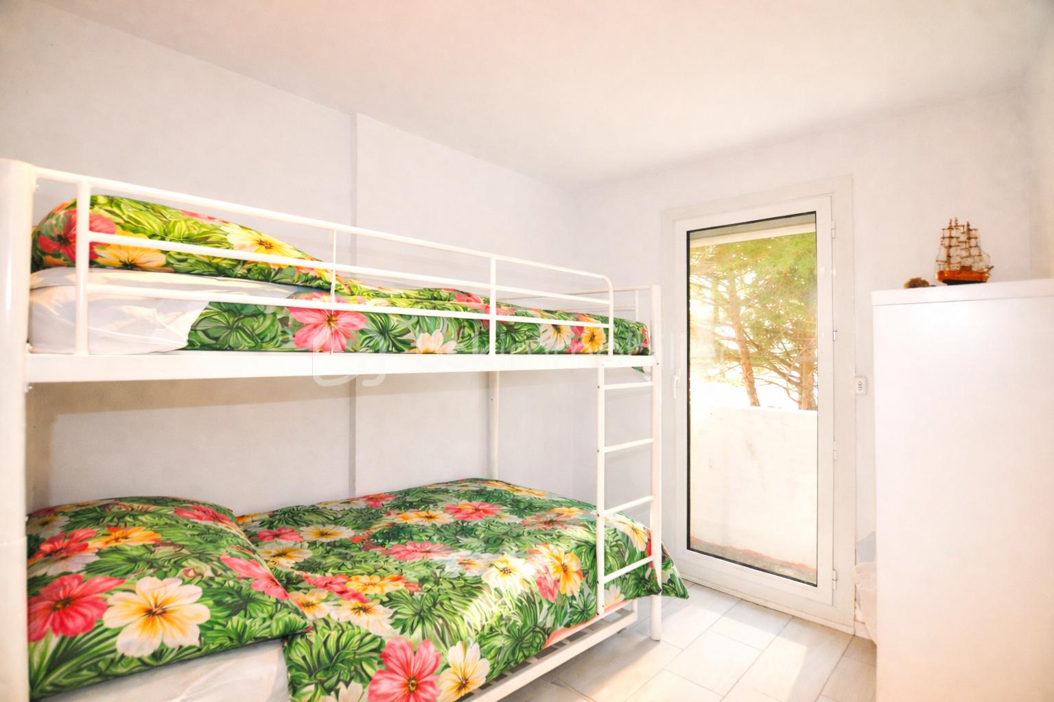 Tropical-themed bedroom with bunk beds.png