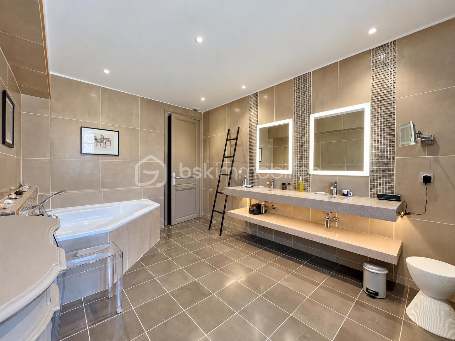 Maison et piscine en lumière naturelle-10.png
