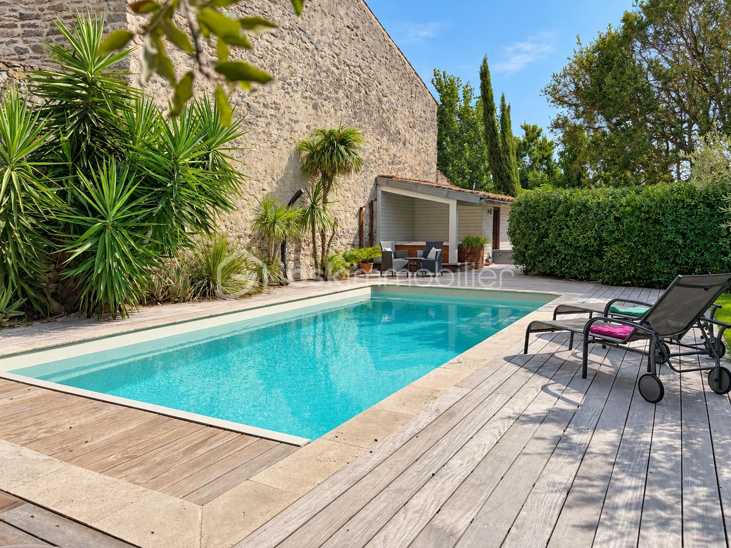 Intérieur et piscine sous une lumière naturelle-18.png